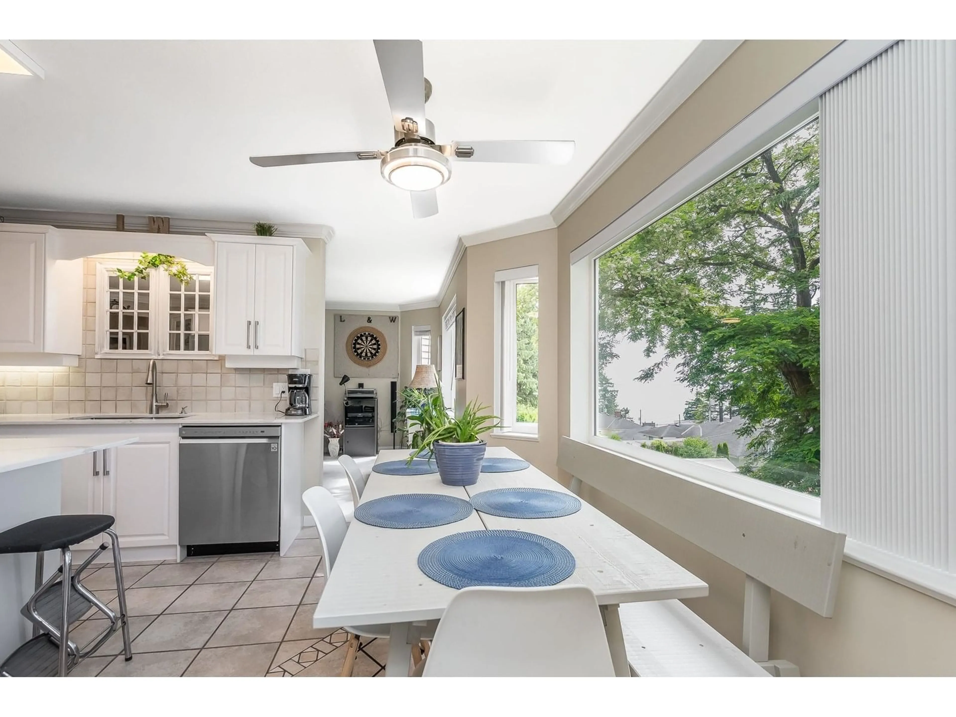 Open concept kitchen, ceramic/tile floor for 201 - 14934 THRIFT, White Rock British Columbia V4B2J9