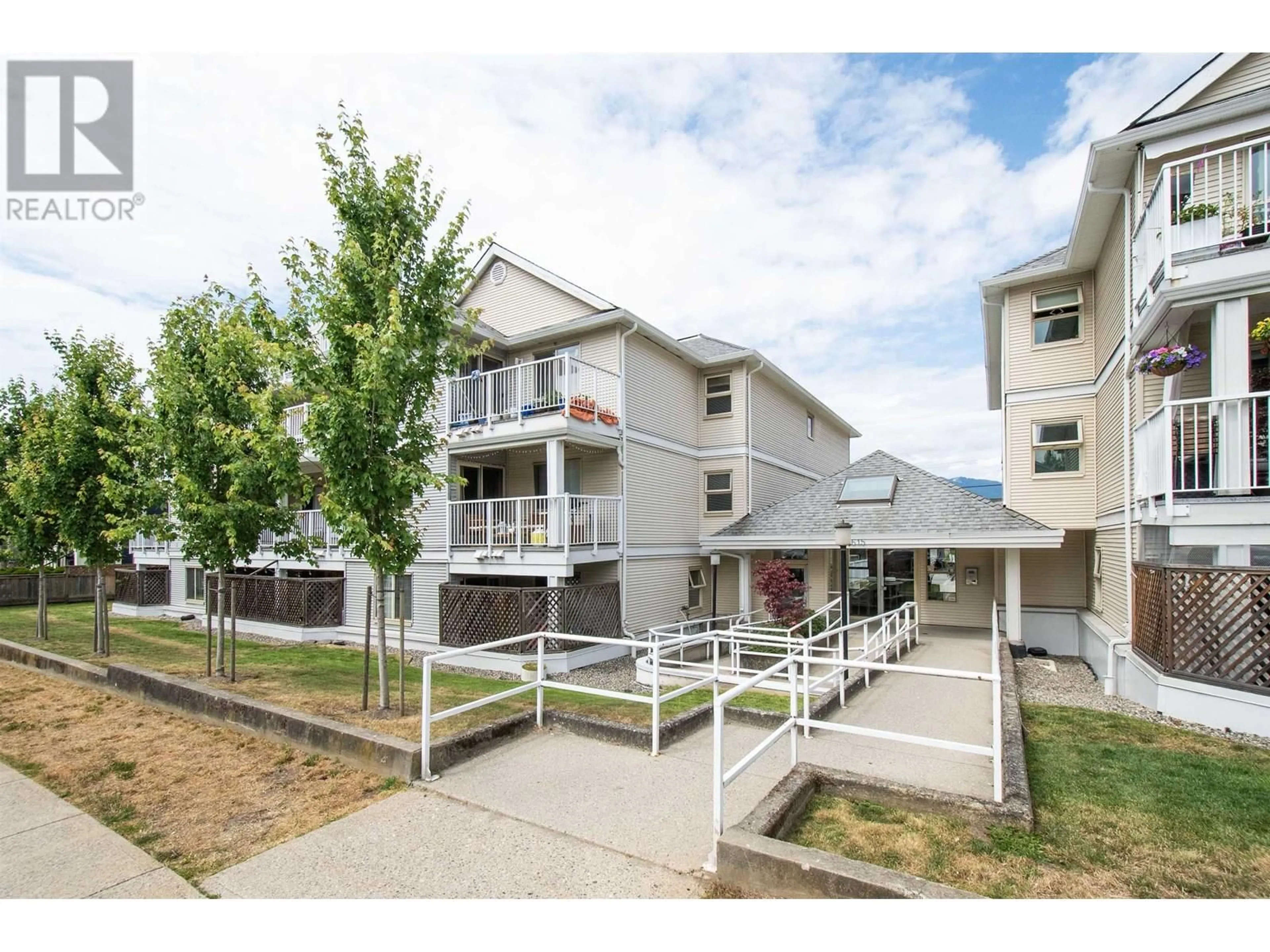 Patio, unknown for 305 - 1615 FRANCES STREET, Vancouver British Columbia V5L1Z3
