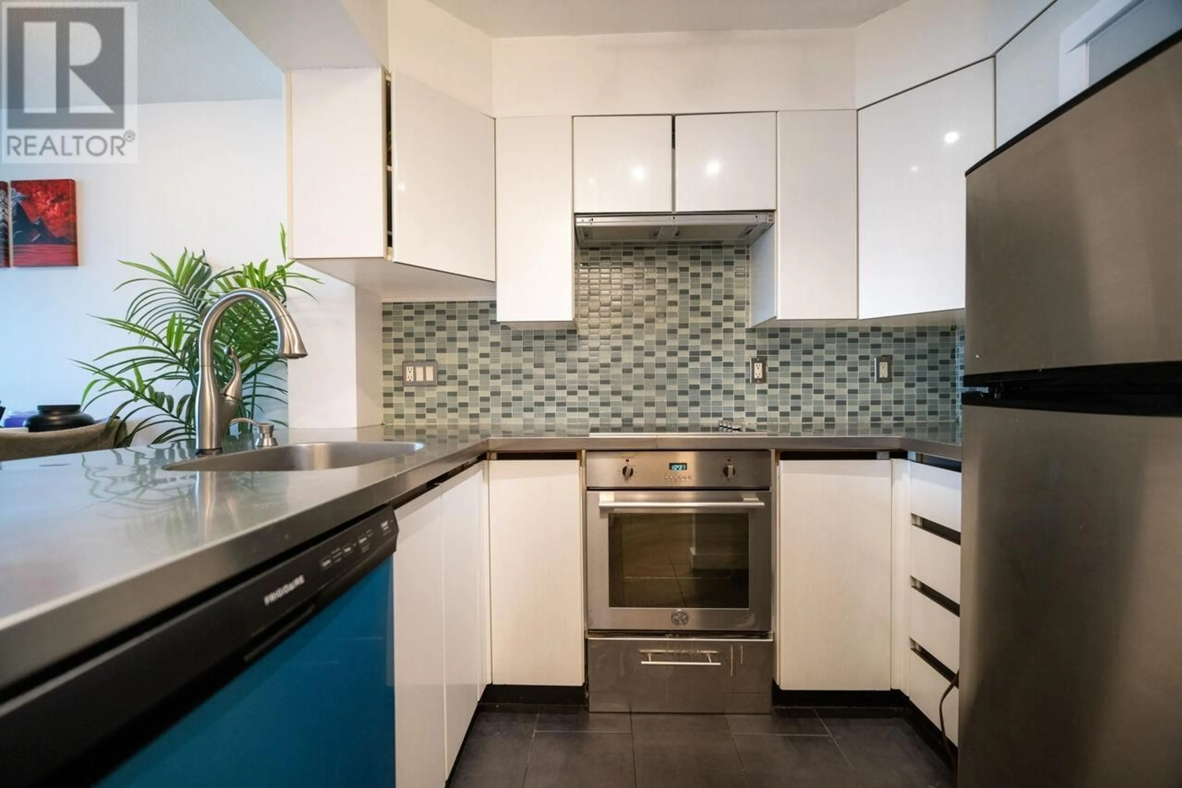 Contemporary kitchen, ceramic/tile floor for 1907 - 1189 HOWE STREET, Vancouver British Columbia V6Z2X4