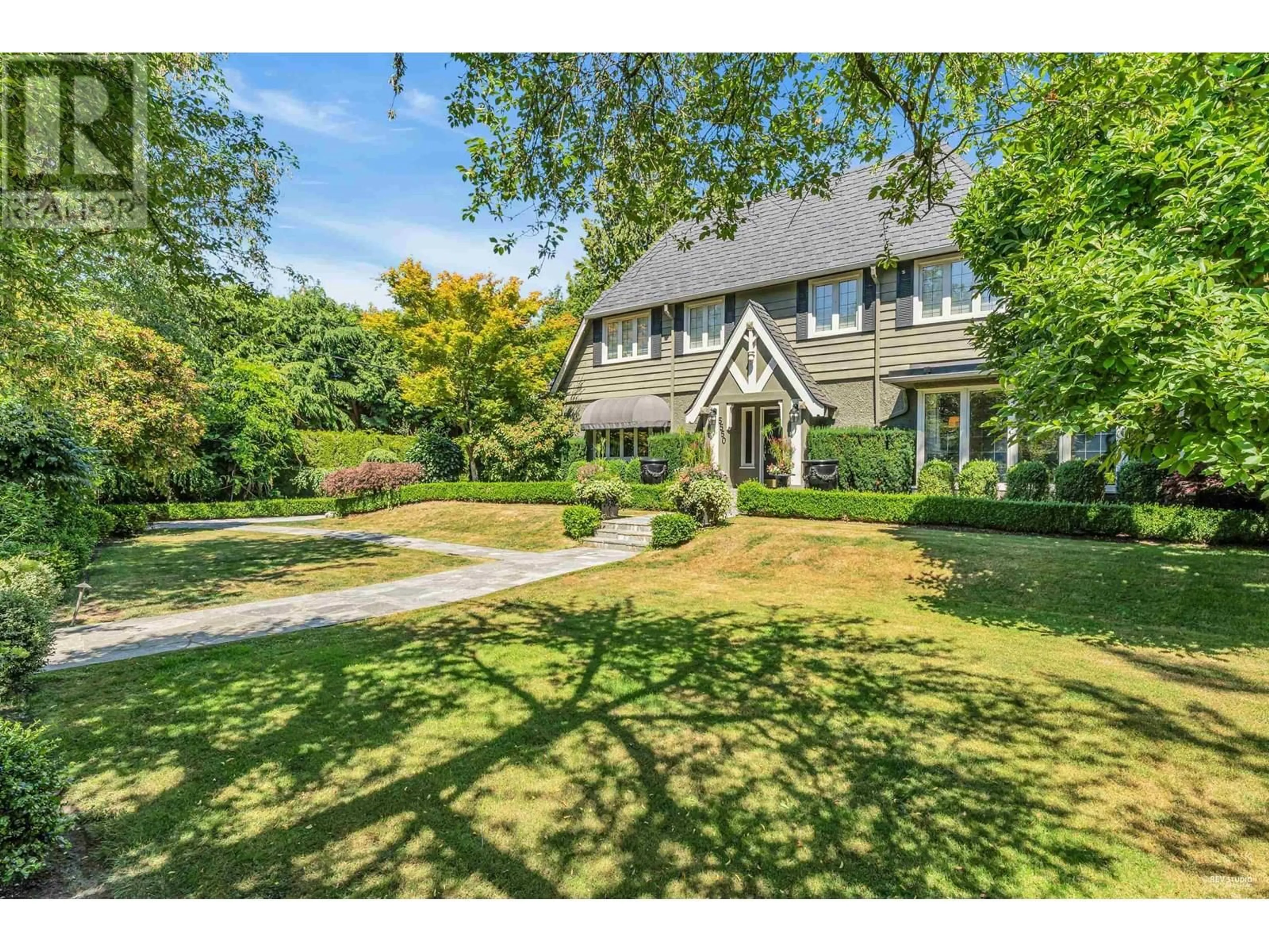 A pic from outside/outdoor area/front of a property/back of a property/a pic from drone, street for 5550 SOMERSET CRESCENT, Vancouver British Columbia V6M1S6