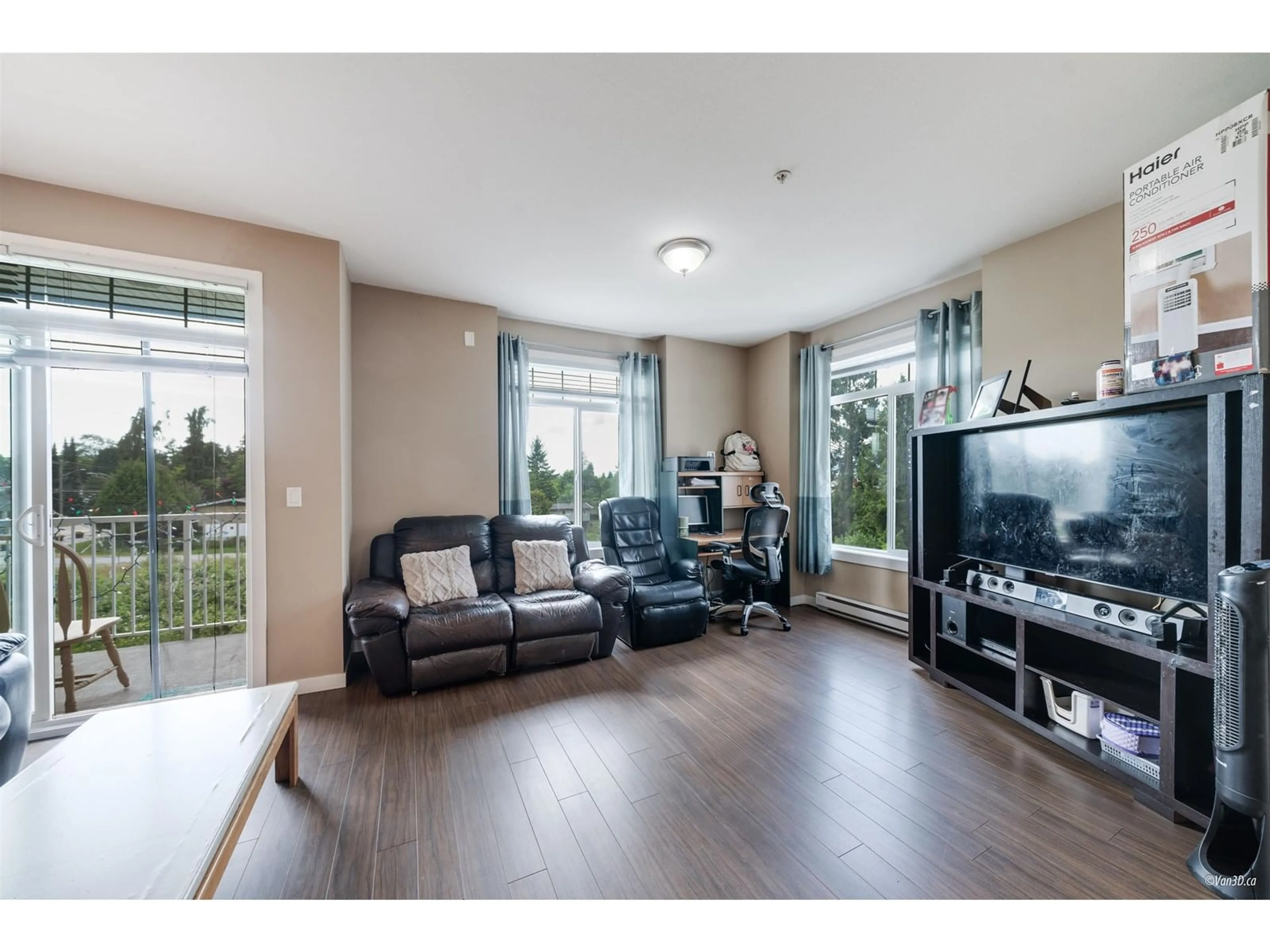 Living room with furniture, unknown for 417 - 13277 108, Surrey British Columbia V3T0A9