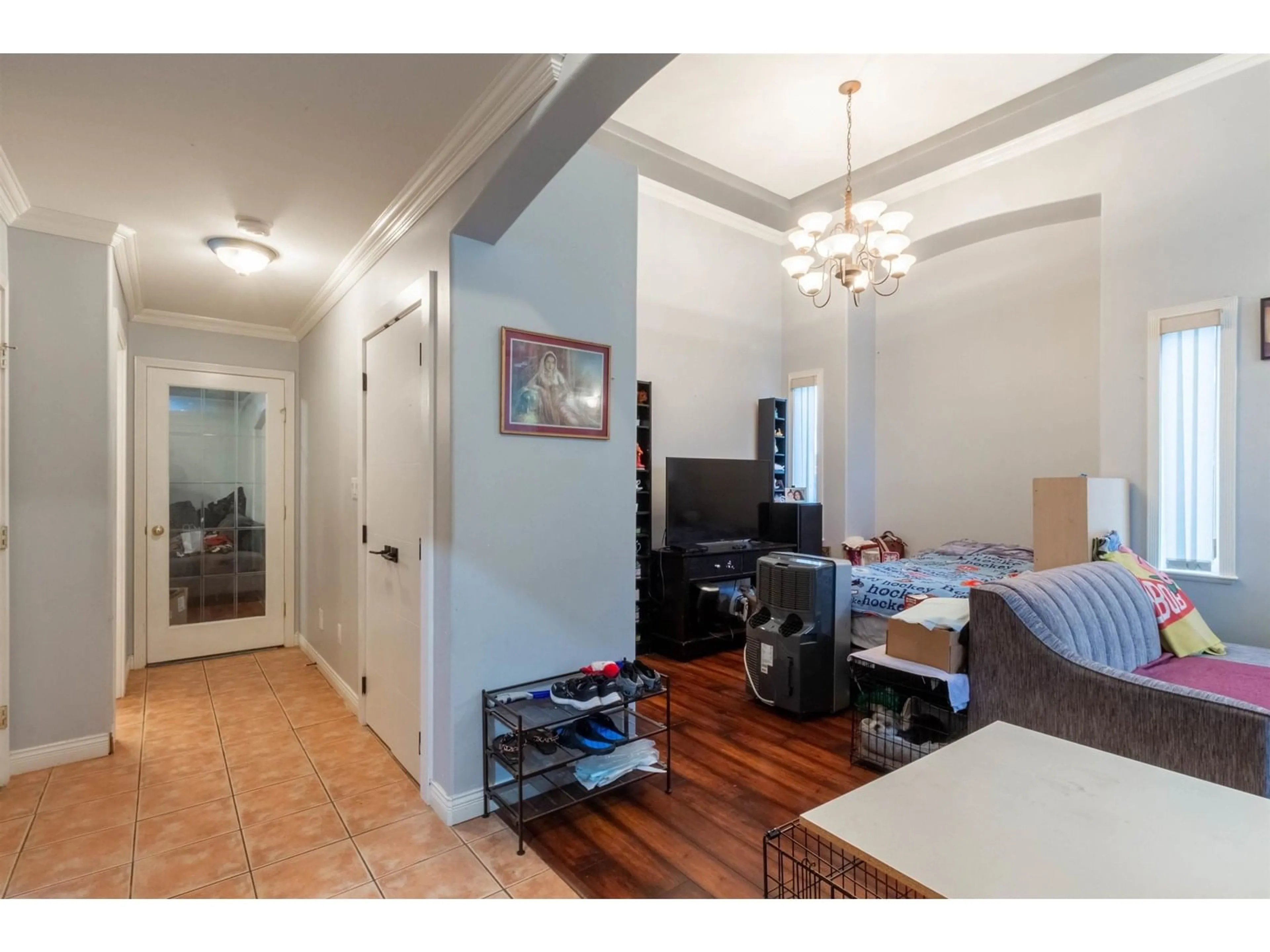 Indoor entryway for 12560 64, Surrey British Columbia V3W1W9