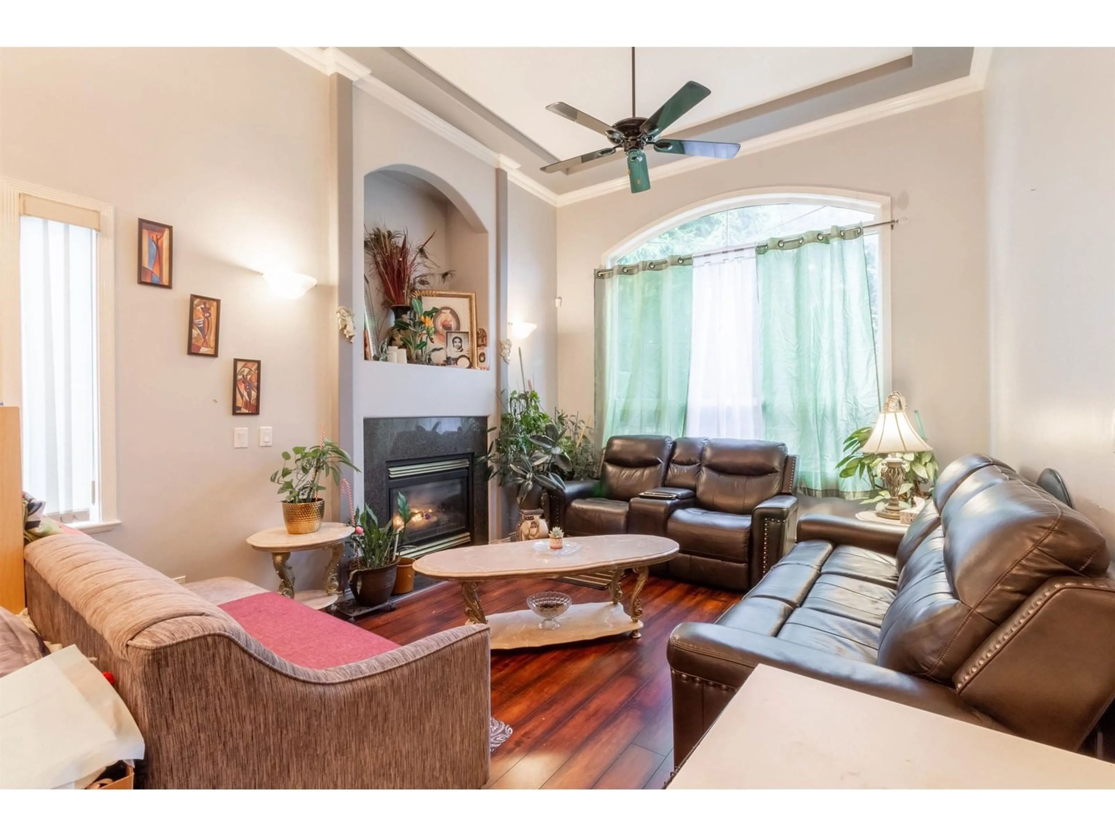 Living room with furniture, wood/laminate floor for 12560 64, Surrey British Columbia V3W1W9