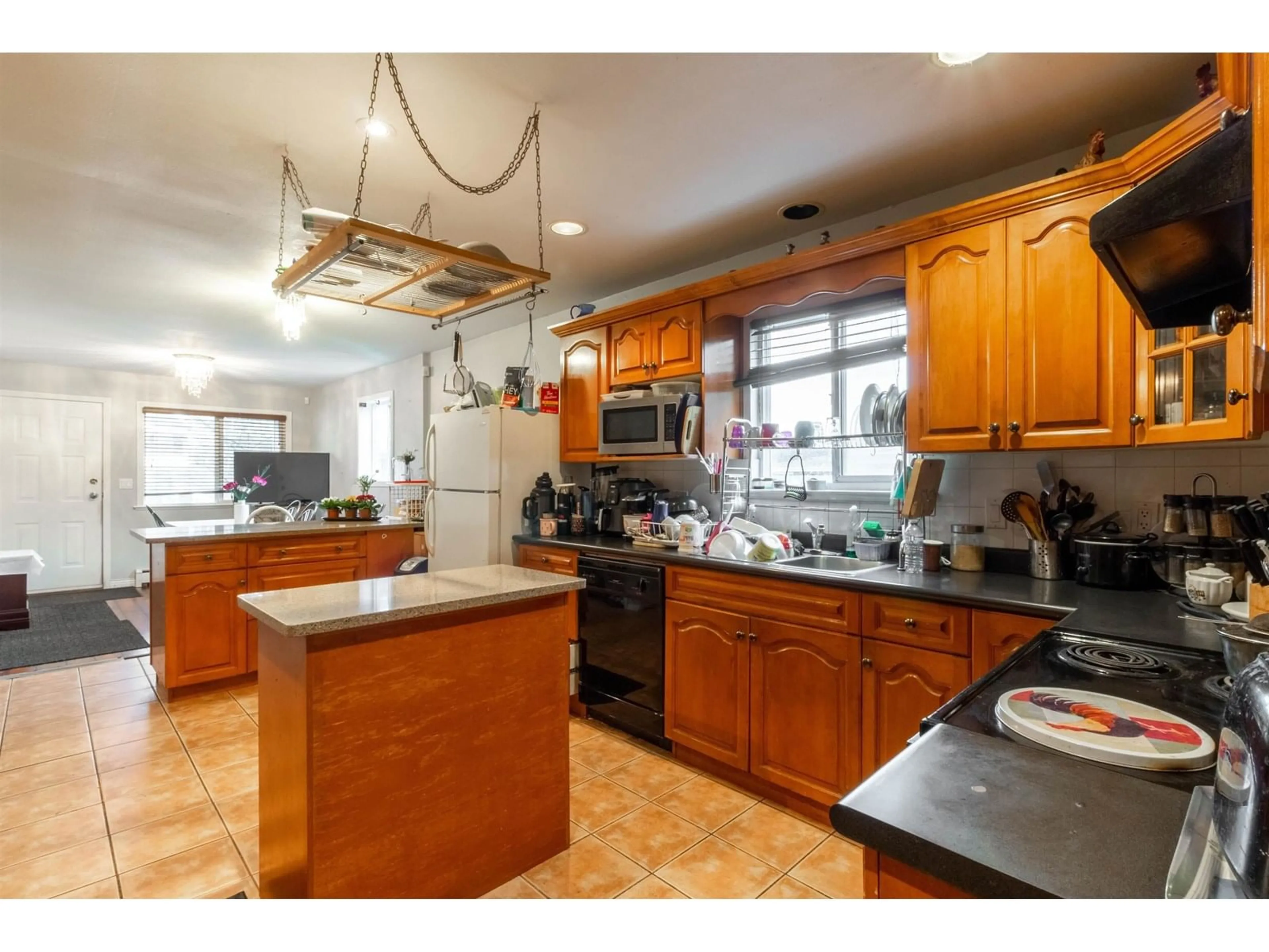 Open concept kitchen, ceramic/tile floor for 12560 64, Surrey British Columbia V3W1W9