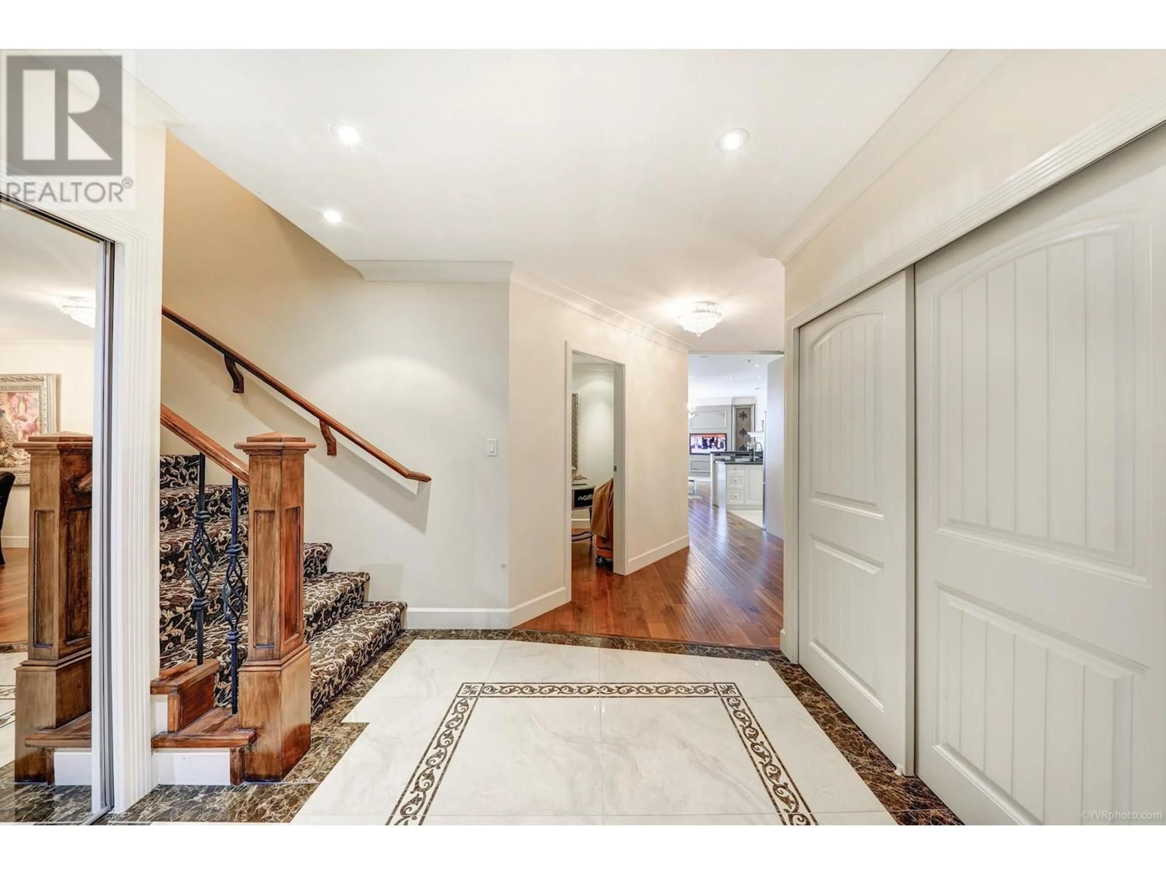 Indoor entryway for 301 - 7831 WESTMINSTER HIGHWAY, Richmond British Columbia V6X4J4