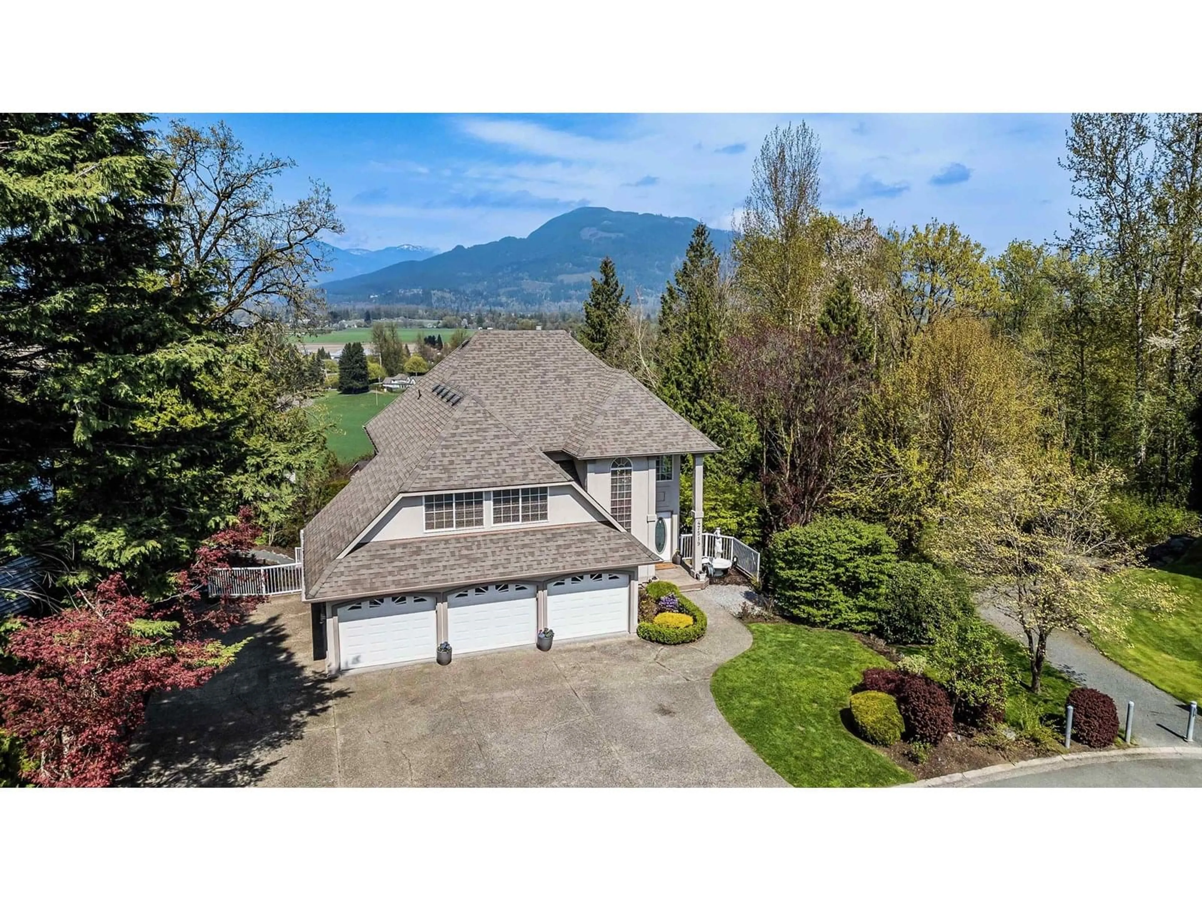 A pic from outside/outdoor area/front of a property/back of a property/a pic from drone, mountain view for 47519 SWALLOW CRESCENT, Chilliwack British Columbia V2P7P8