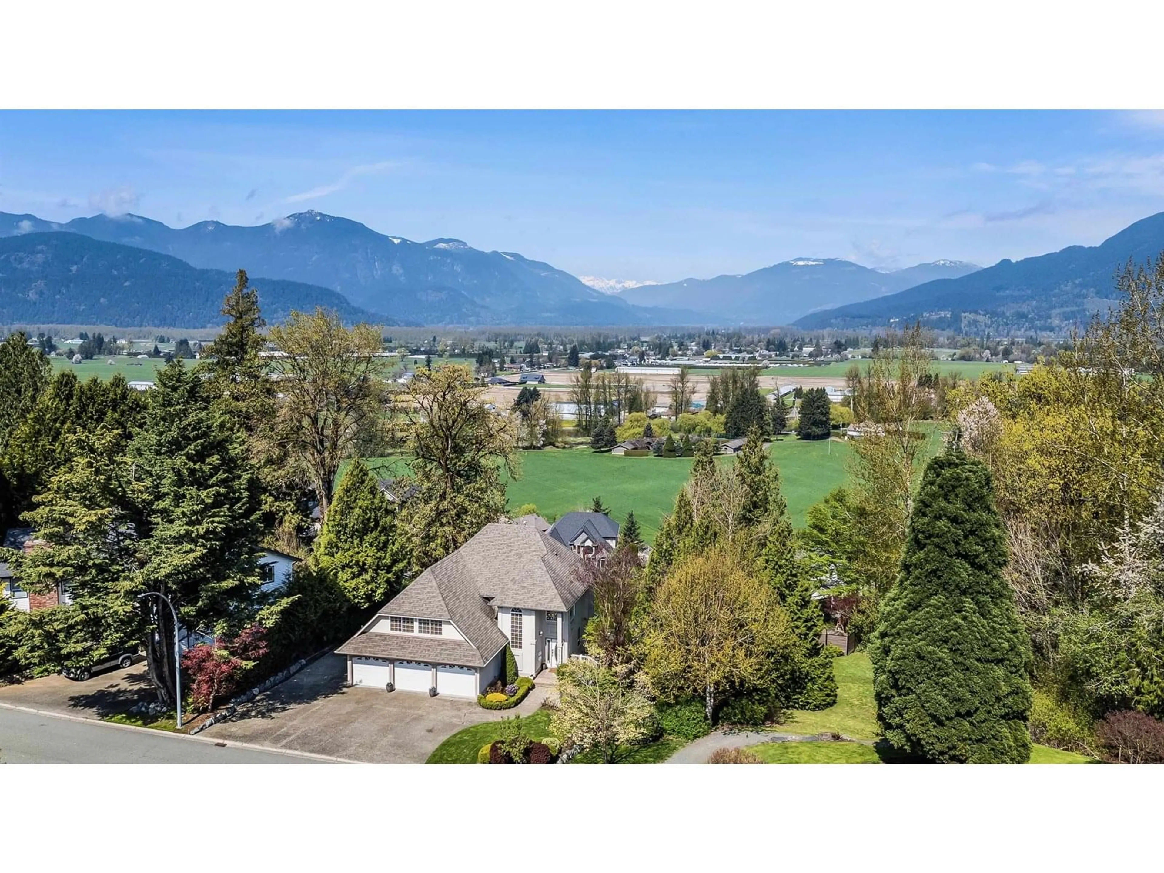 A pic from outside/outdoor area/front of a property/back of a property/a pic from drone, mountain view for 47519 SWALLOW CRESCENT, Chilliwack British Columbia V2P7P8