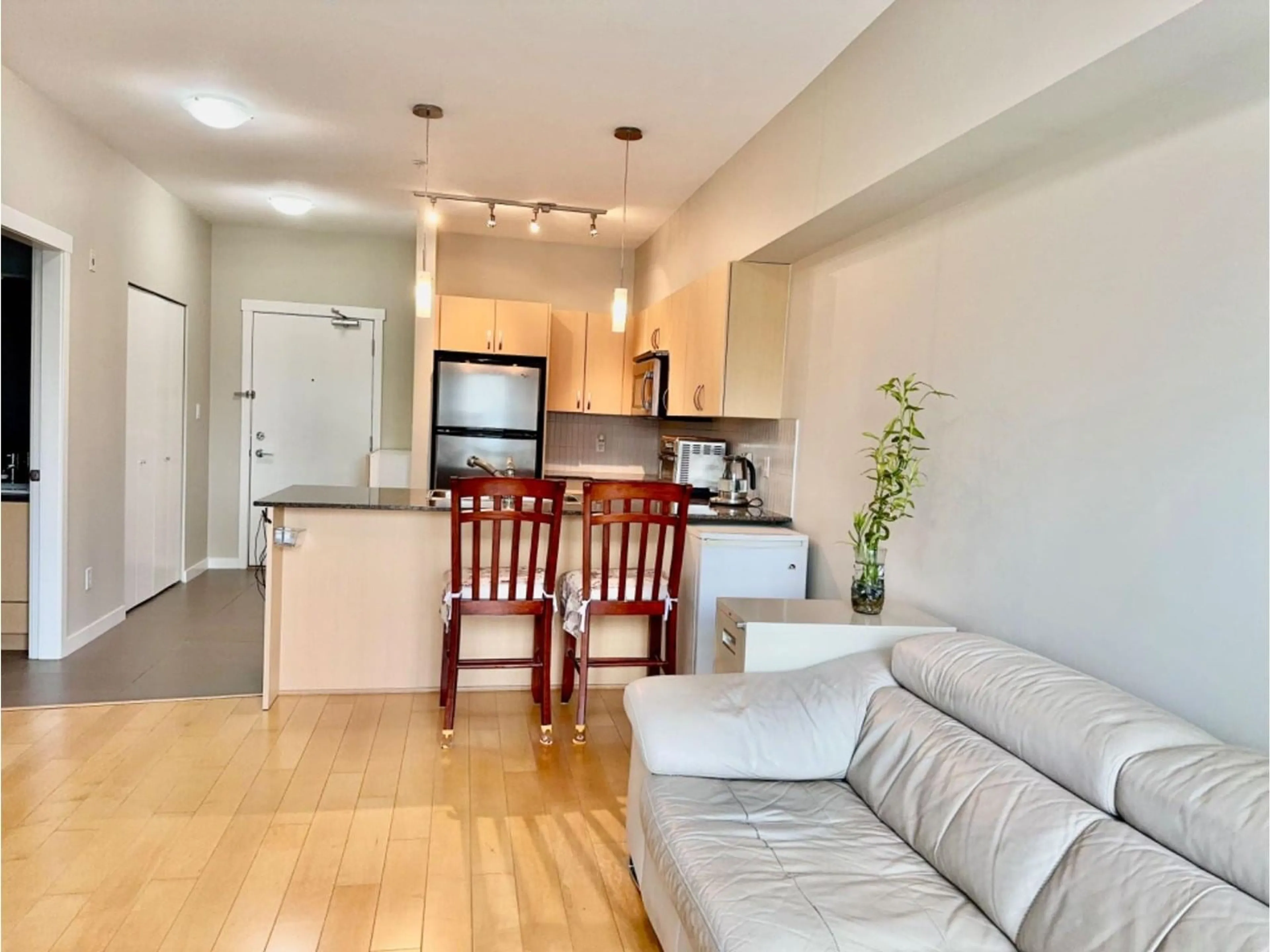 Open concept kitchen, wood/laminate floor for 333 - 13728 108, Surrey British Columbia V3T0G2