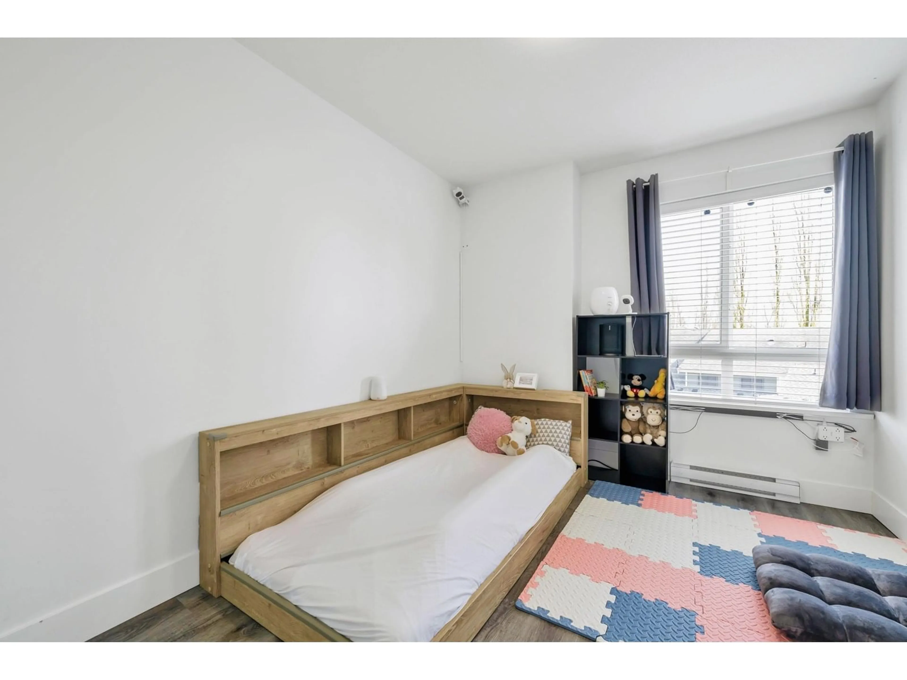 Bedroom with bed, wood/laminate floor for 71 - 7848 170, Surrey British Columbia V4N6M4