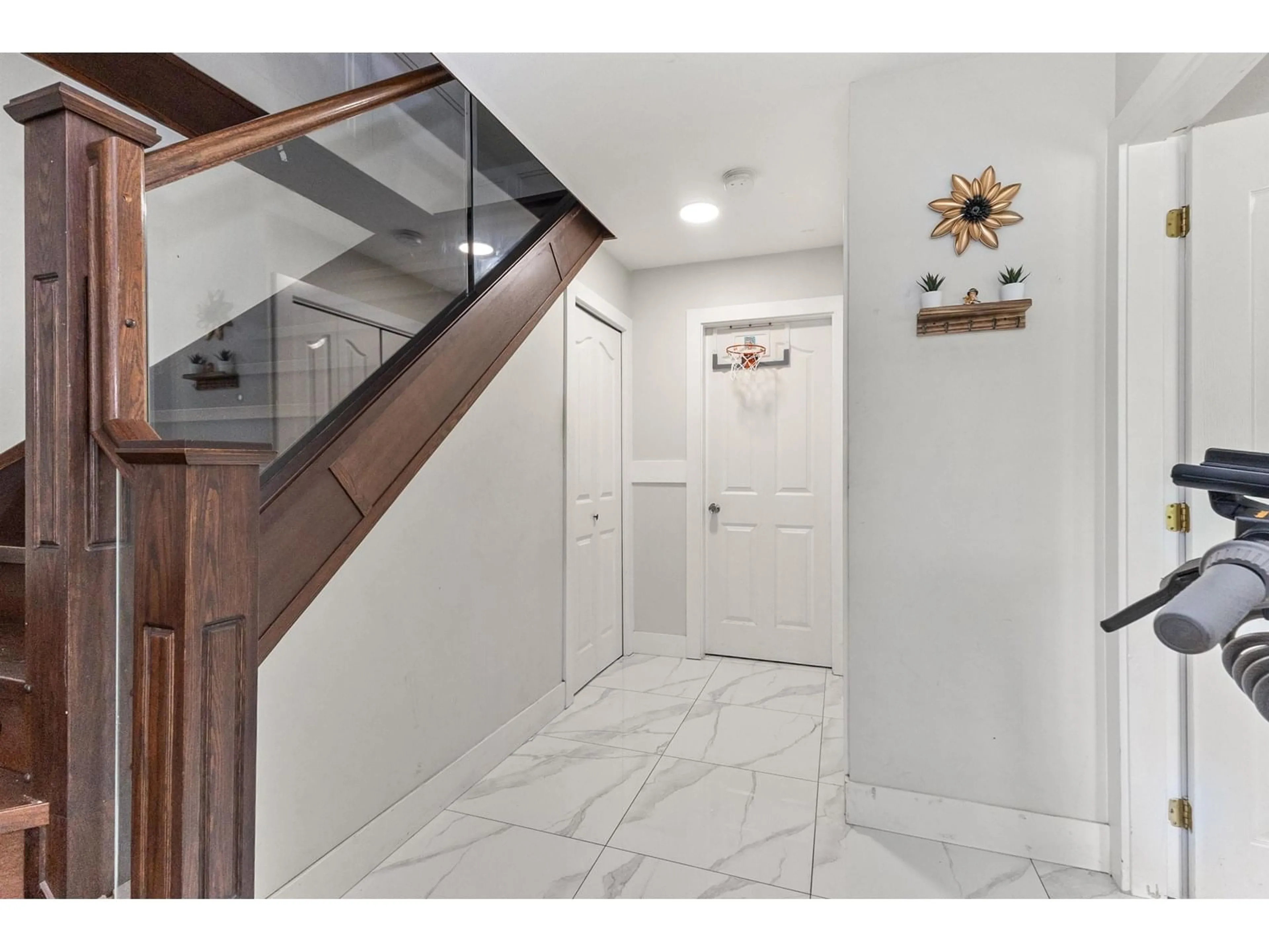 Indoor foyer for 3305 TOWNLINE, Abbotsford British Columbia V2T5J7
