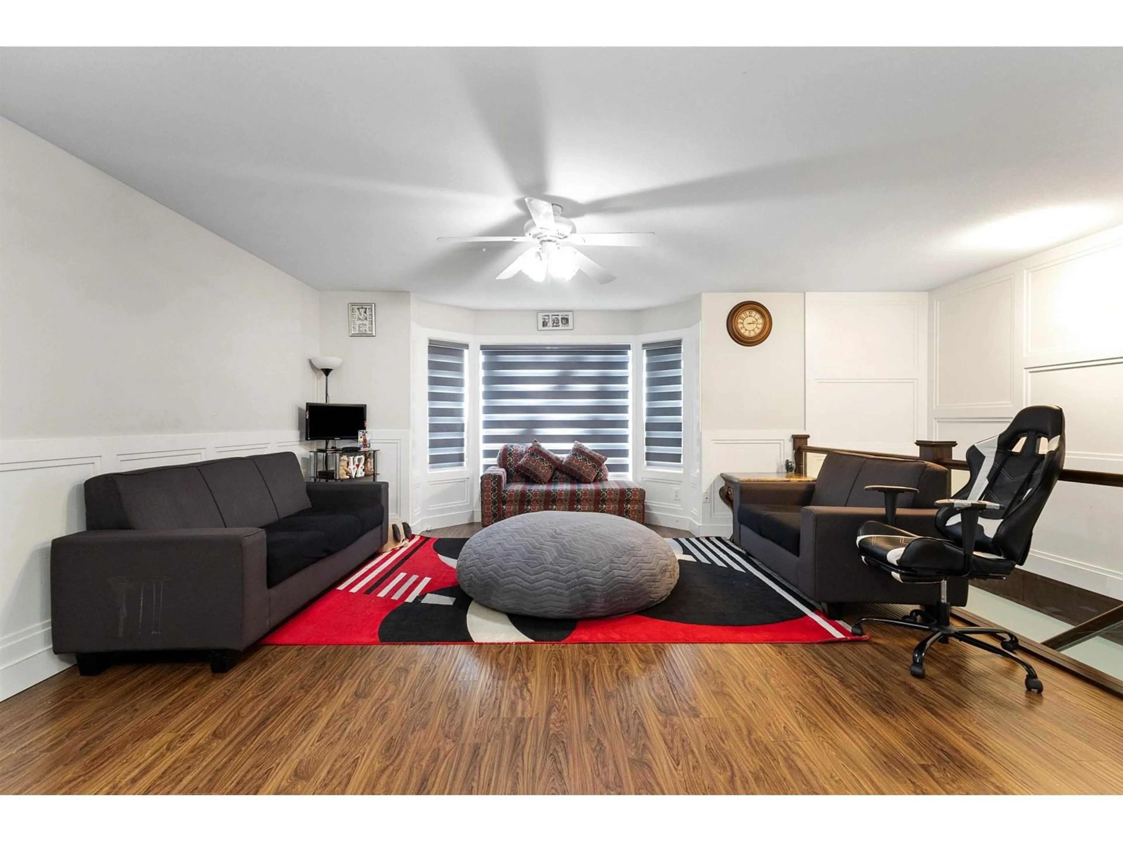 Living room with furniture, unknown for 3305 TOWNLINE, Abbotsford British Columbia V2T5J7
