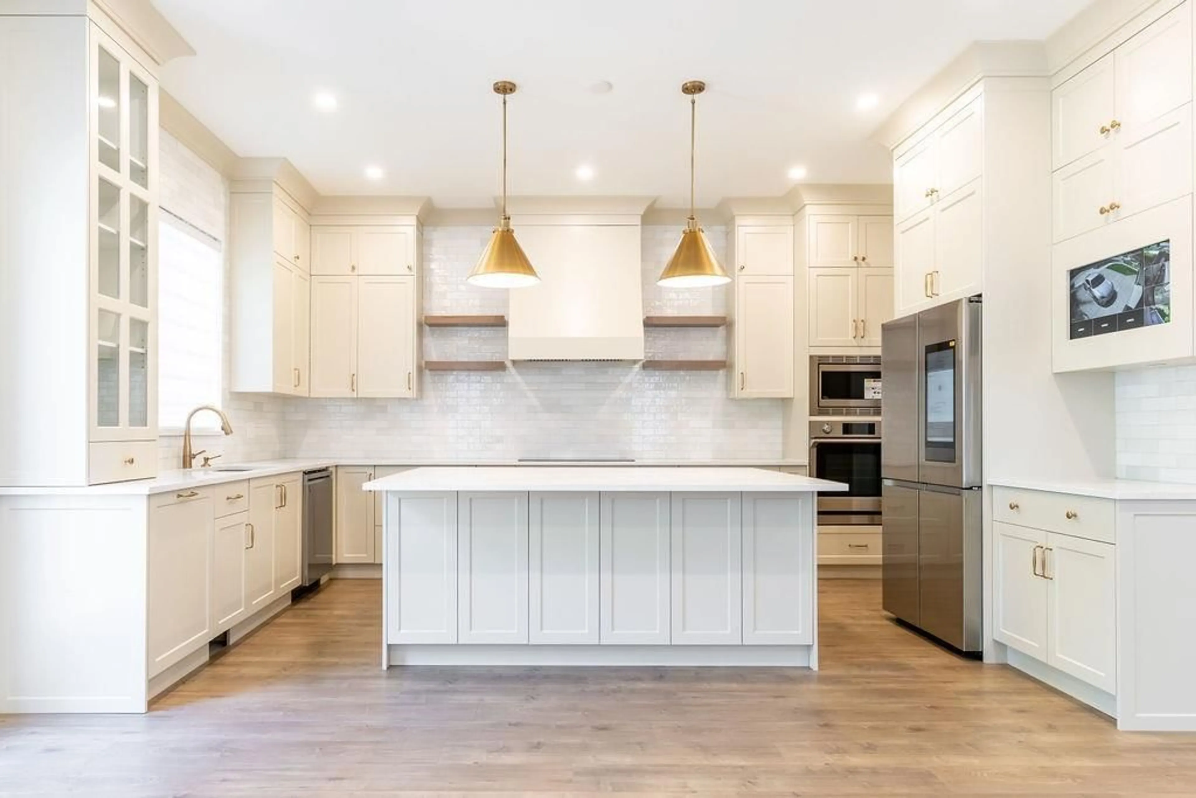 Open concept kitchen, unknown for 7028 205, Langley British Columbia V2Y1S9