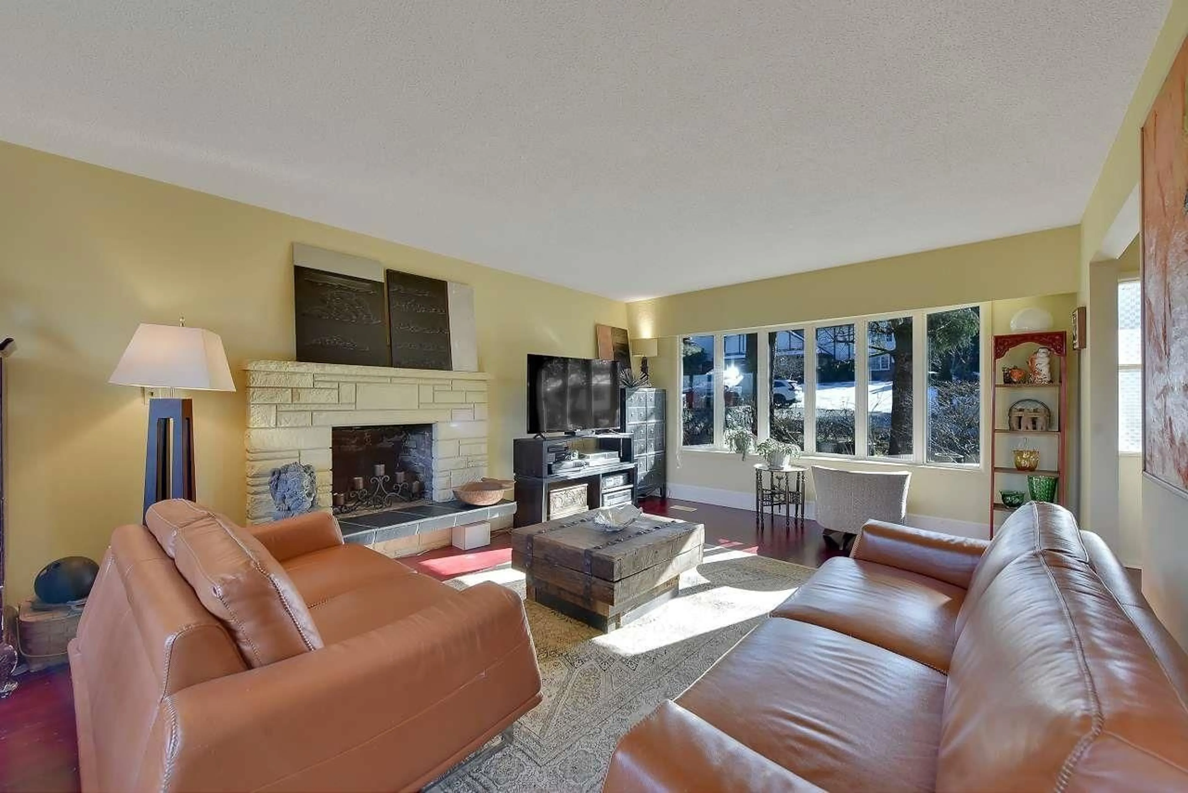 Living room with furniture, ceramic/tile floor for 11795 99A, Surrey British Columbia V3V2P9