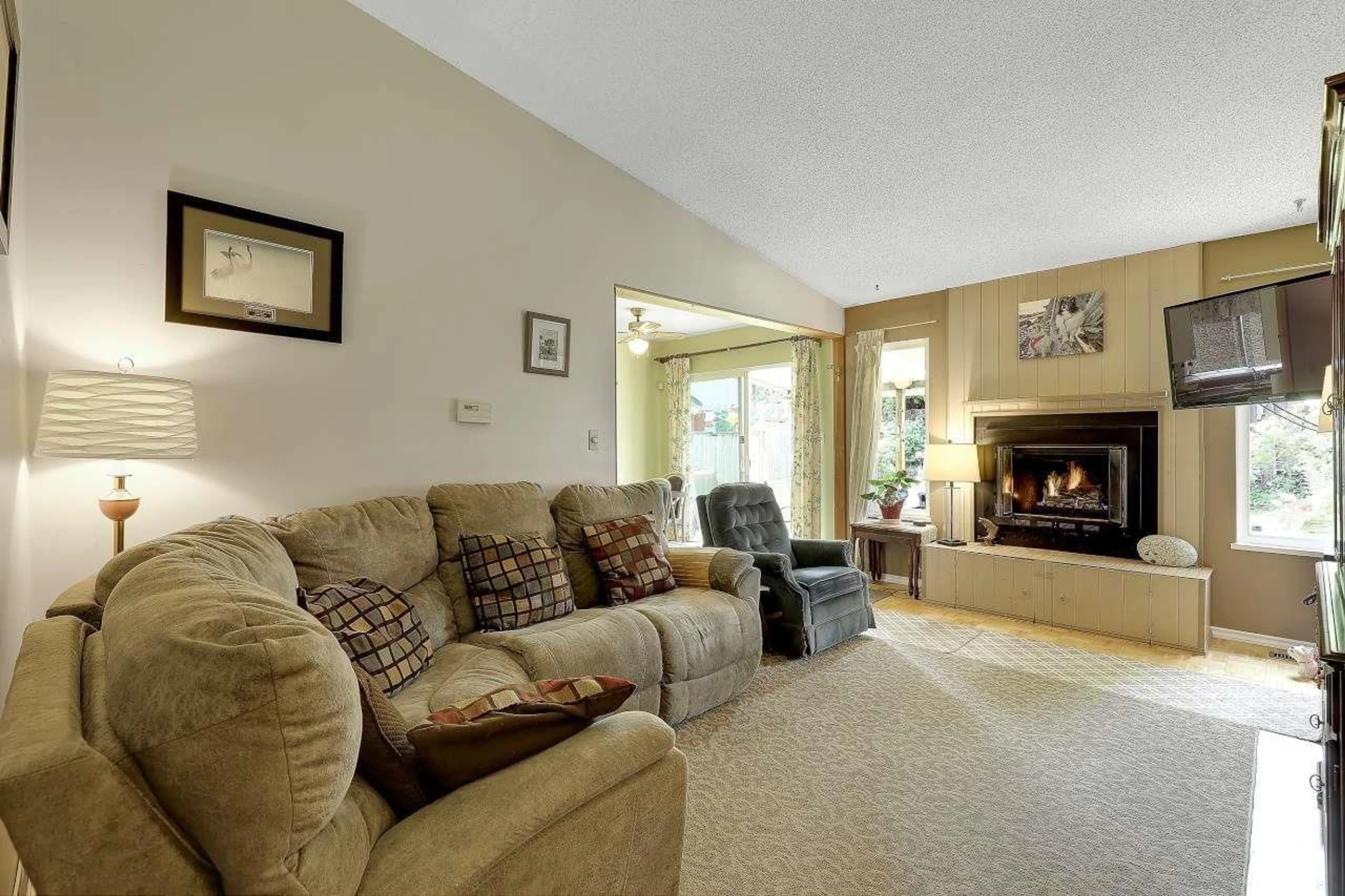 Living room with furniture, unknown for 7261 129B, Surrey British Columbia V3W6Z7