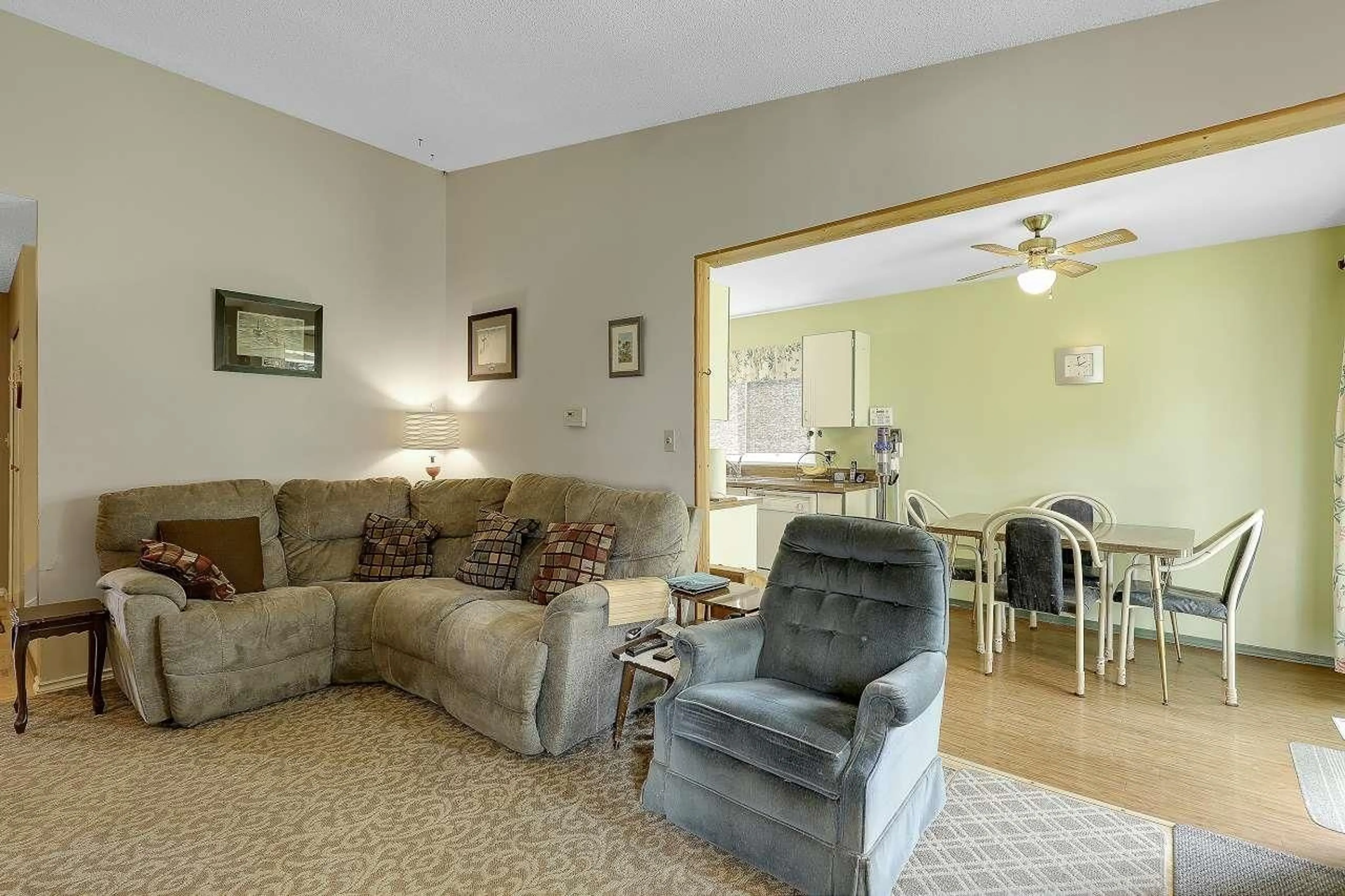 Living room with furniture, unknown for 7261 129B, Surrey British Columbia V3W6Z7
