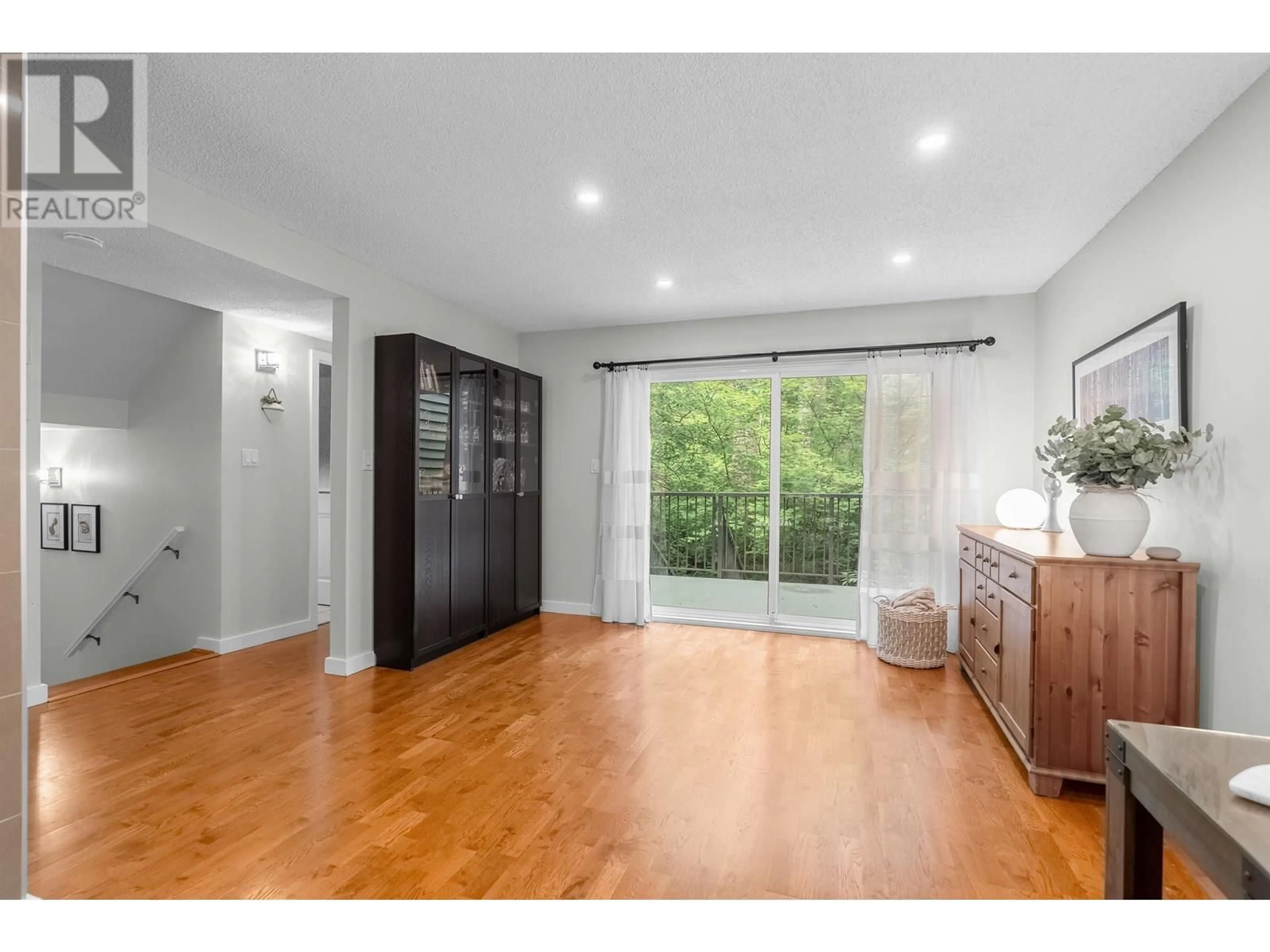 Indoor entryway for 830 HENDECOURT ROAD, North Vancouver British Columbia V7K2Y2