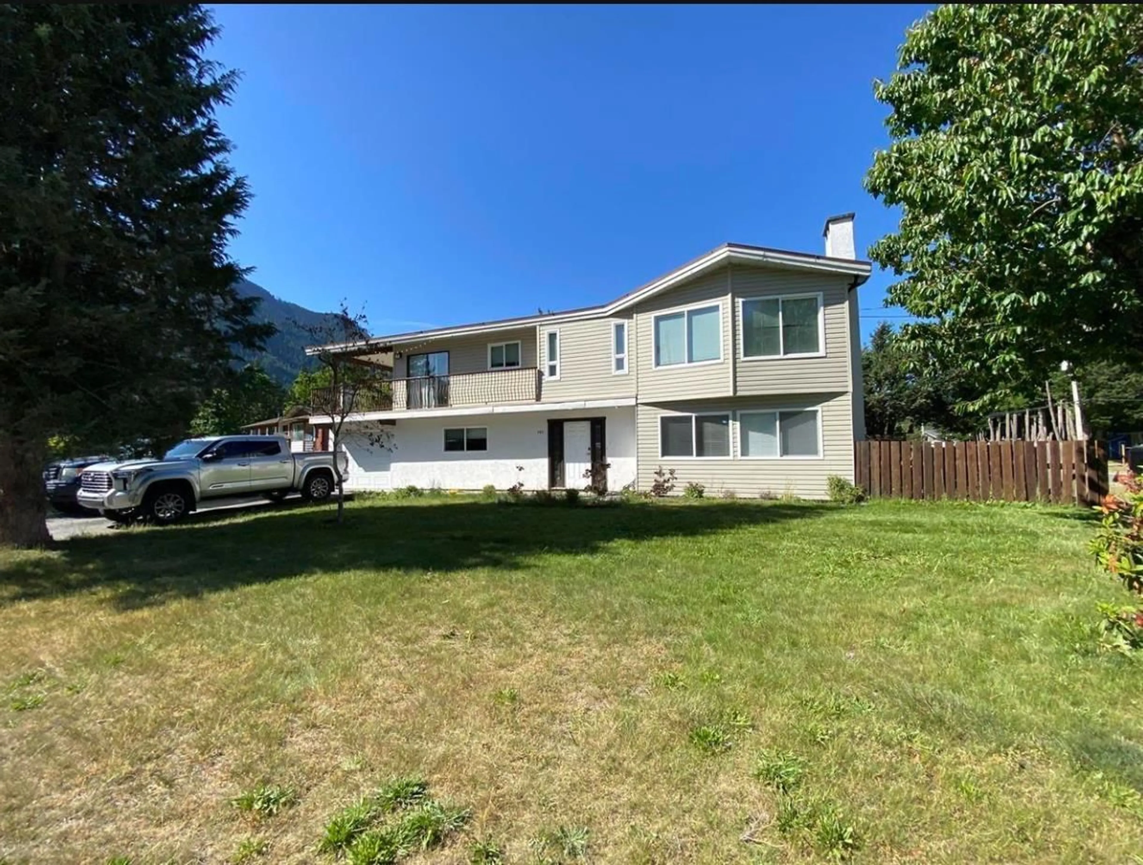 A pic from outside/outdoor area/front of a property/back of a property/a pic from drone, mountain view for 385 FERRY LANDING PLACE, Hope British Columbia V0X1L0