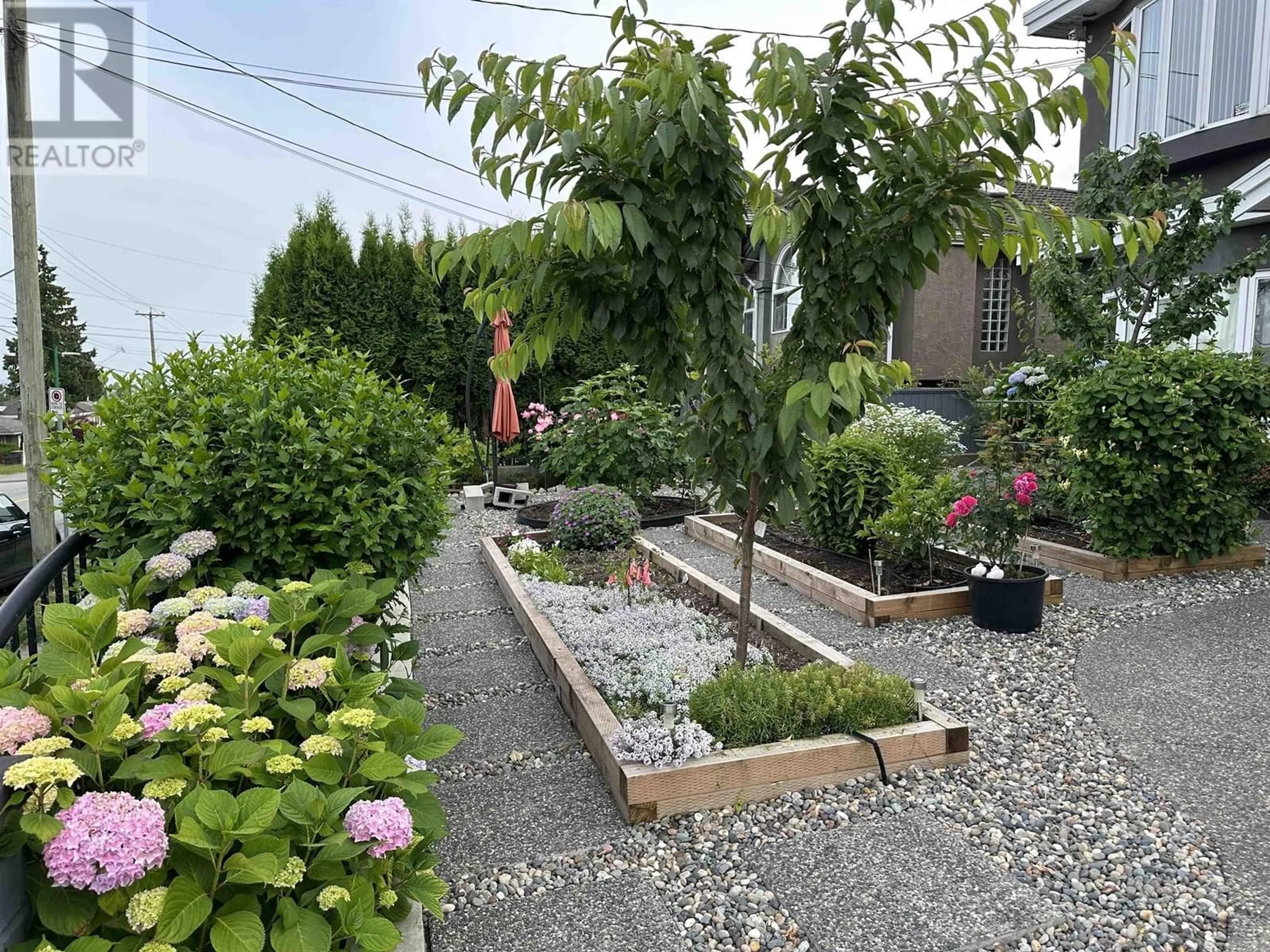 Patio, street for 7749 GILLEY AVENUE, Burnaby British Columbia V5J4Y1