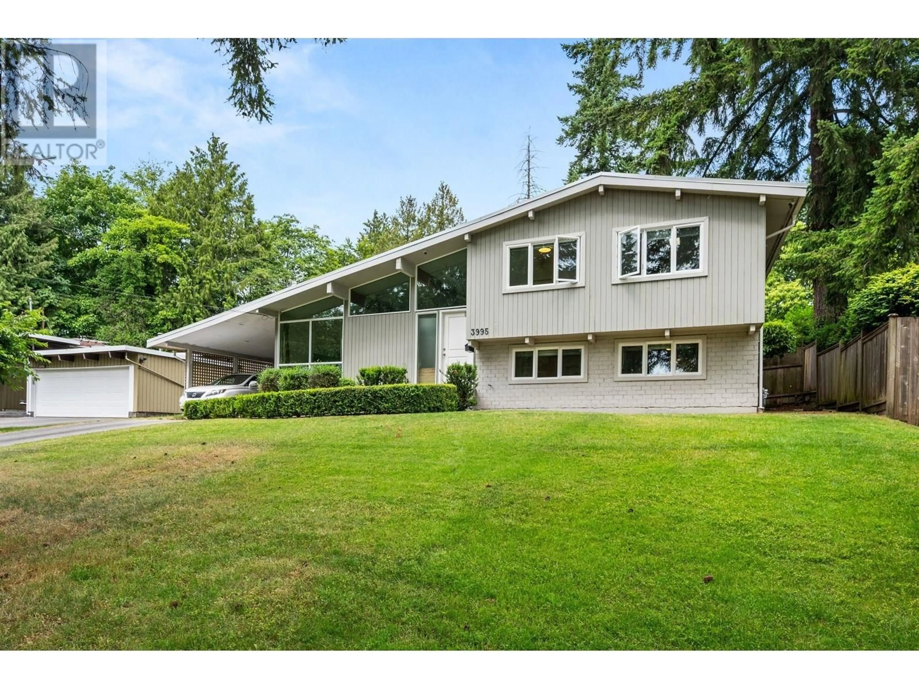 Home with vinyl exterior material, street for 3995 SOUTHWOOD STREET, Burnaby British Columbia V5J2E8