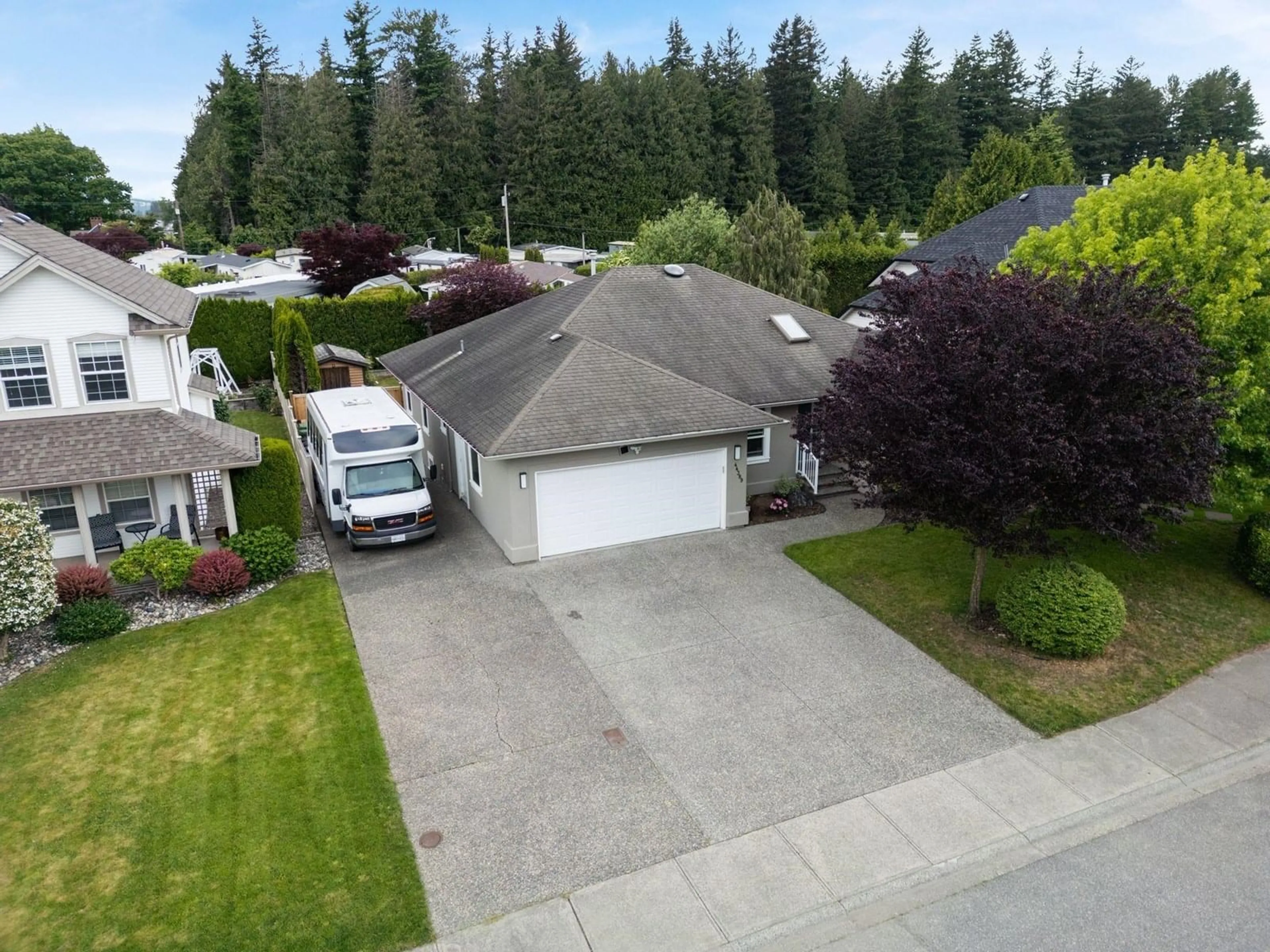 A pic from outside/outdoor area/front of a property/back of a property/a pic from drone, street for 44389 ELSIE PLACE, Chilliwack British Columbia V2R5L1