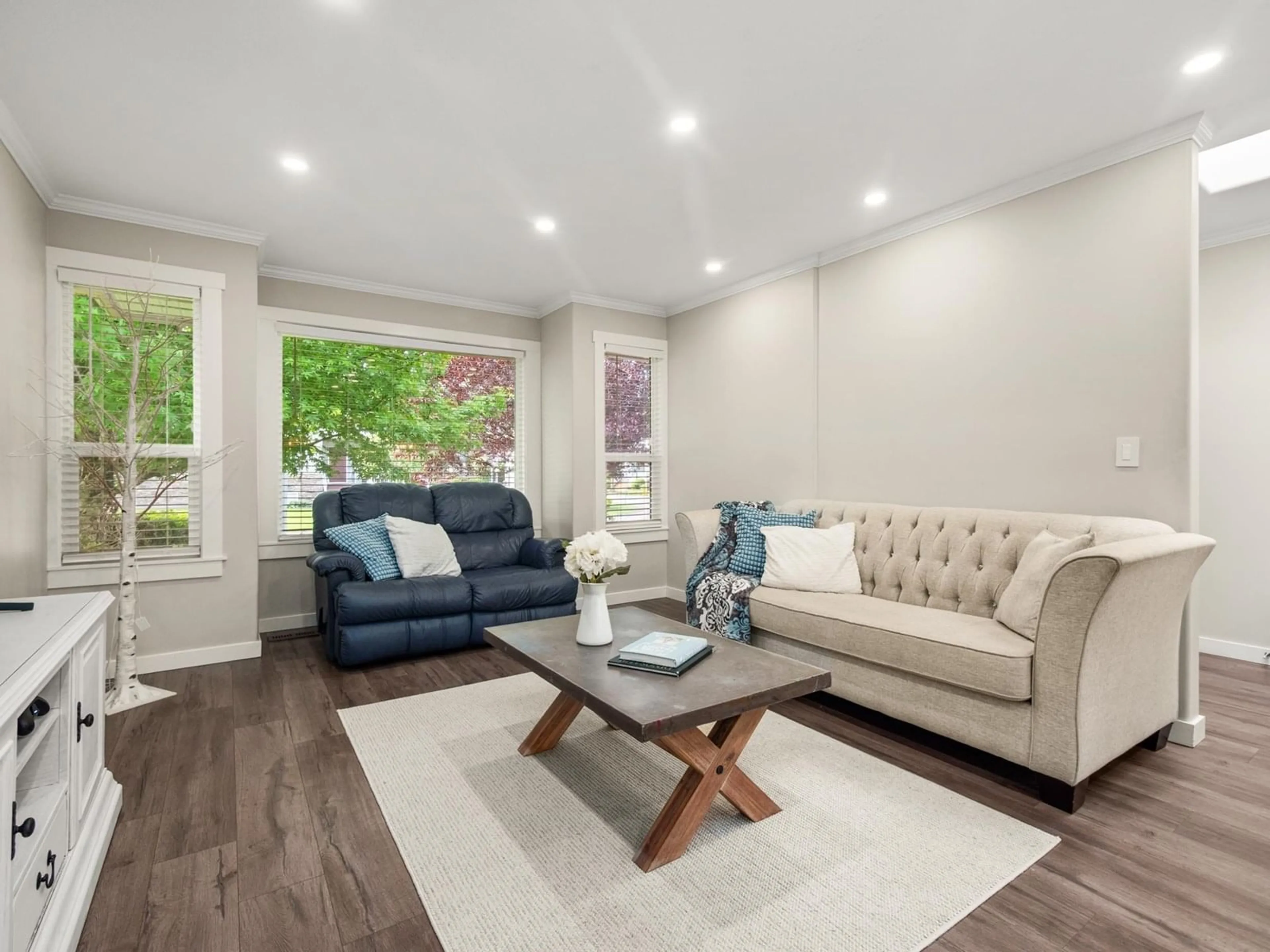 Living room with furniture, wood/laminate floor for 44389 ELSIE PLACE, Chilliwack British Columbia V2R5L1