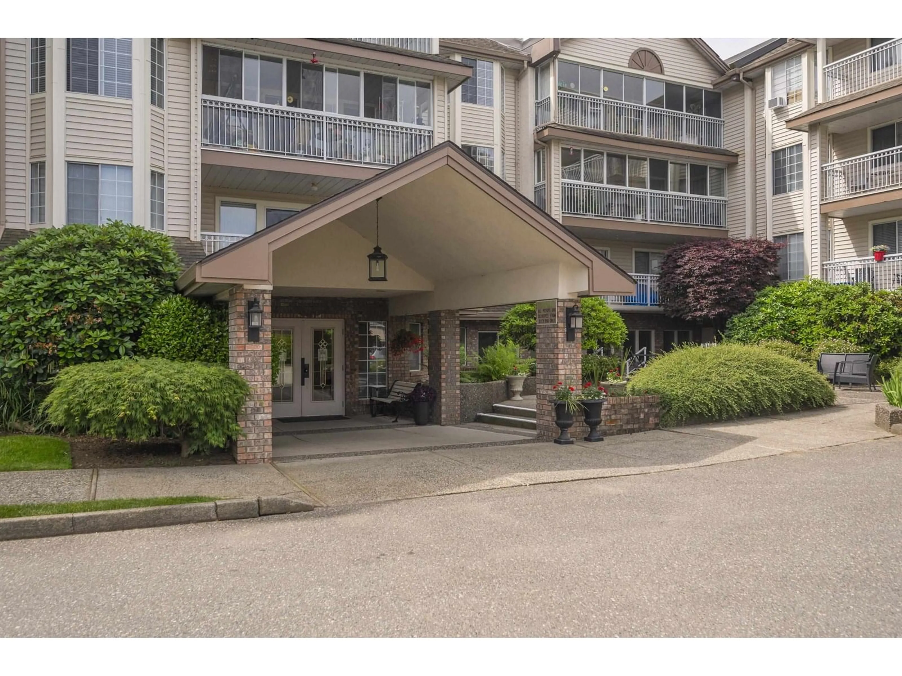 Indoor foyer for 106 - 2491 GLADWIN, Abbotsford British Columbia V2T3N9
