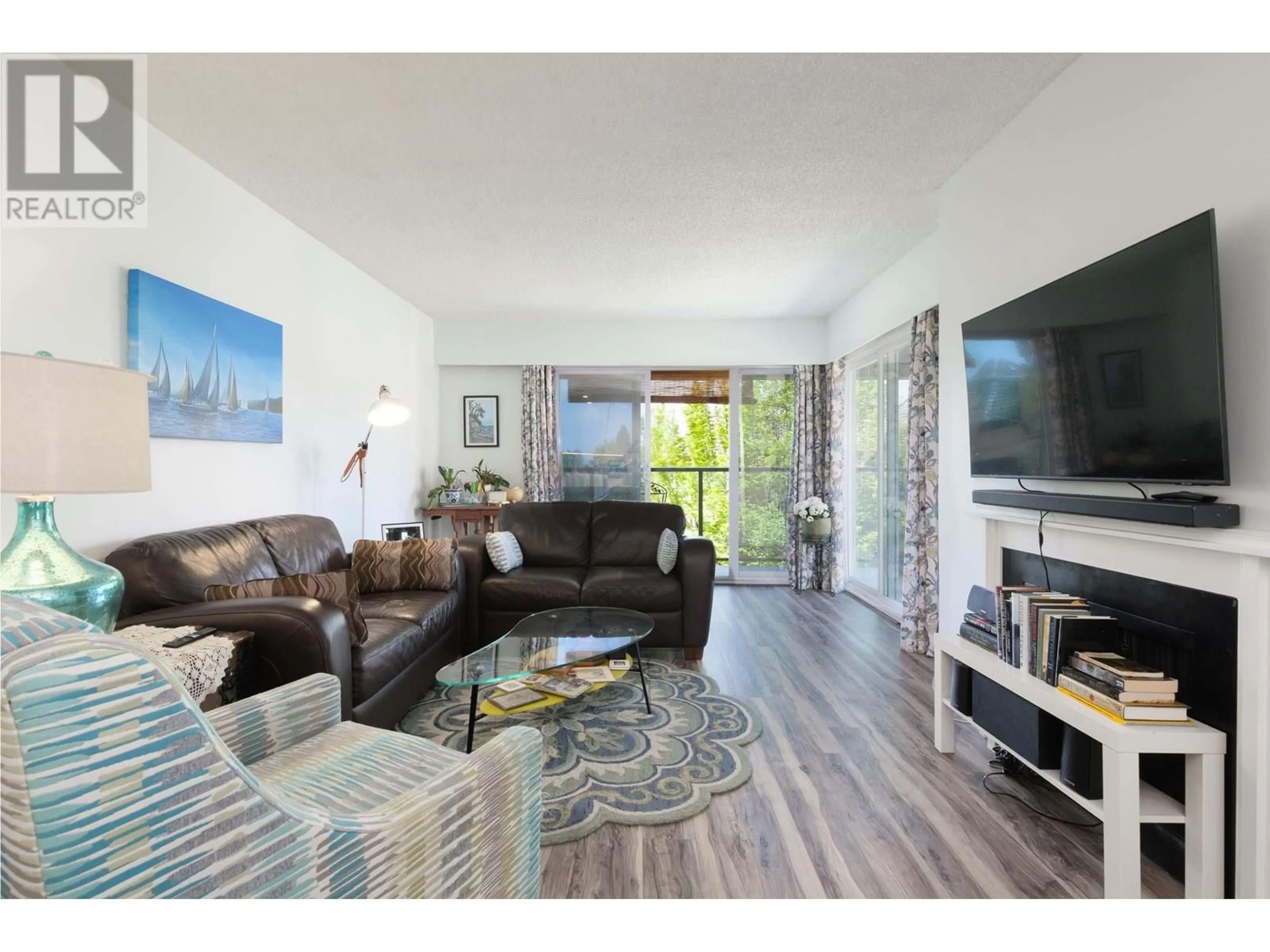 Living room with furniture, wood/laminate floor for 306 - 1515 CHESTERFIELD AVENUE, North Vancouver British Columbia V7M2N5