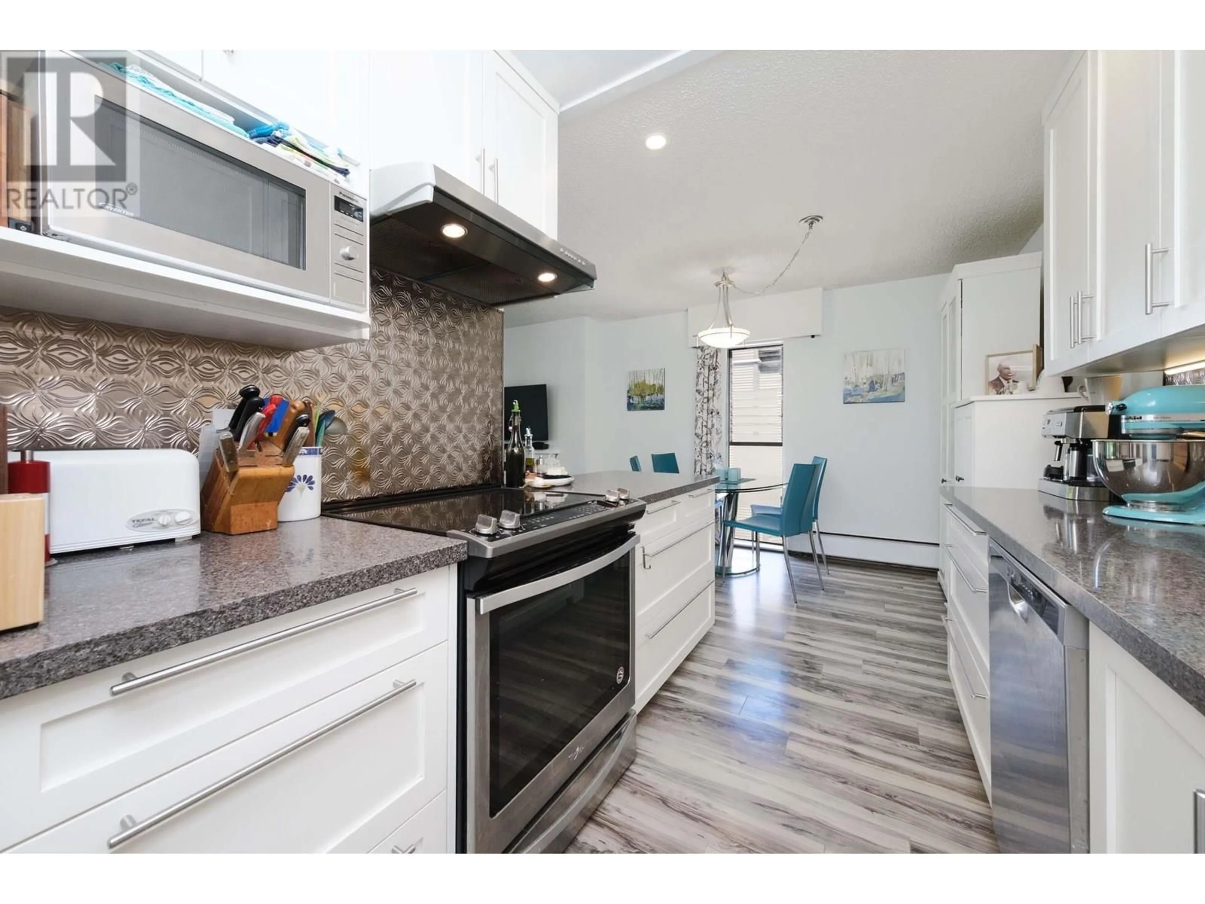 Open concept kitchen, unknown for 306 - 1515 CHESTERFIELD AVENUE, North Vancouver British Columbia V7M2N5