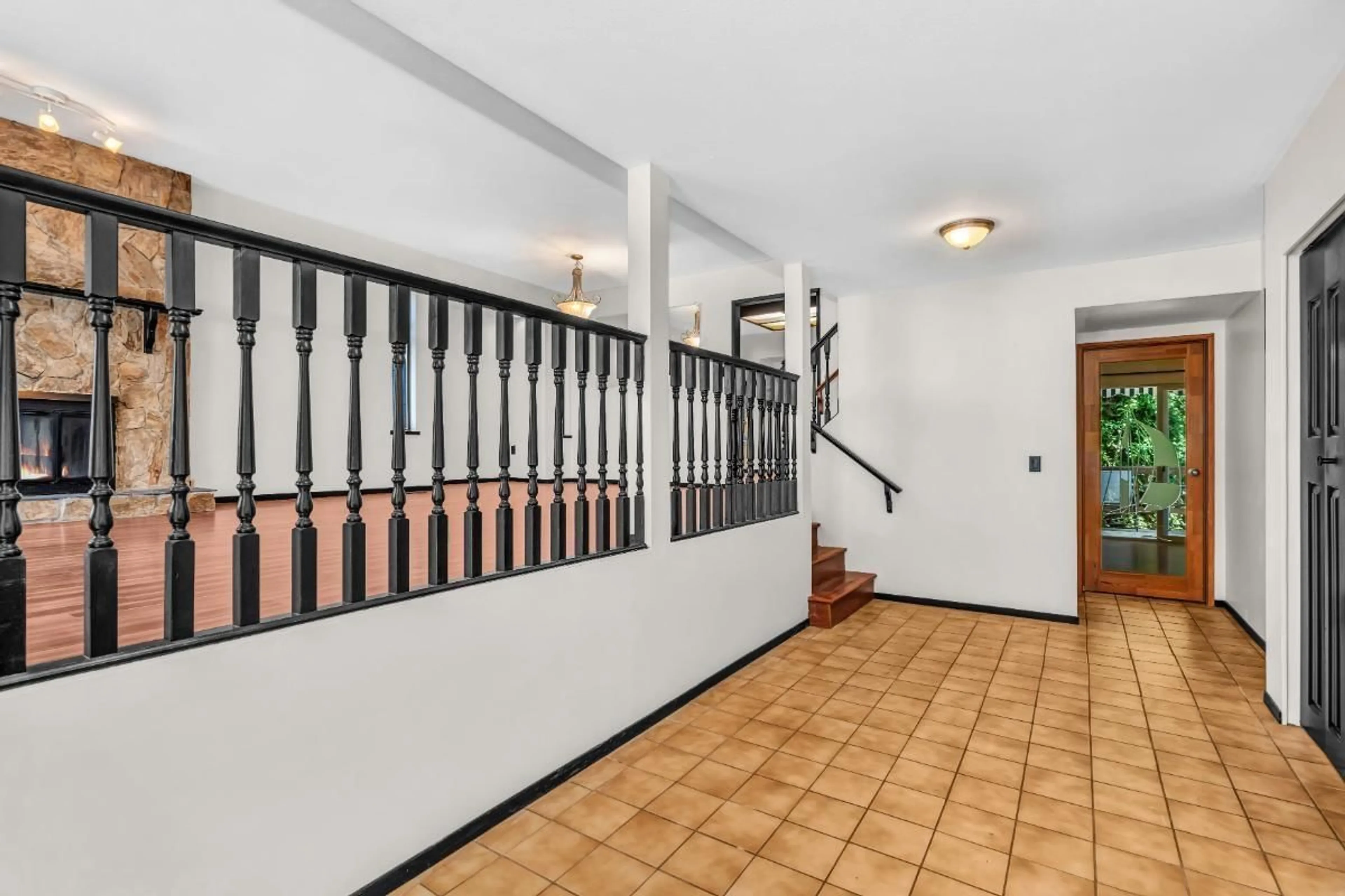 Indoor foyer for 13363 65A, Surrey British Columbia V3W8T2
