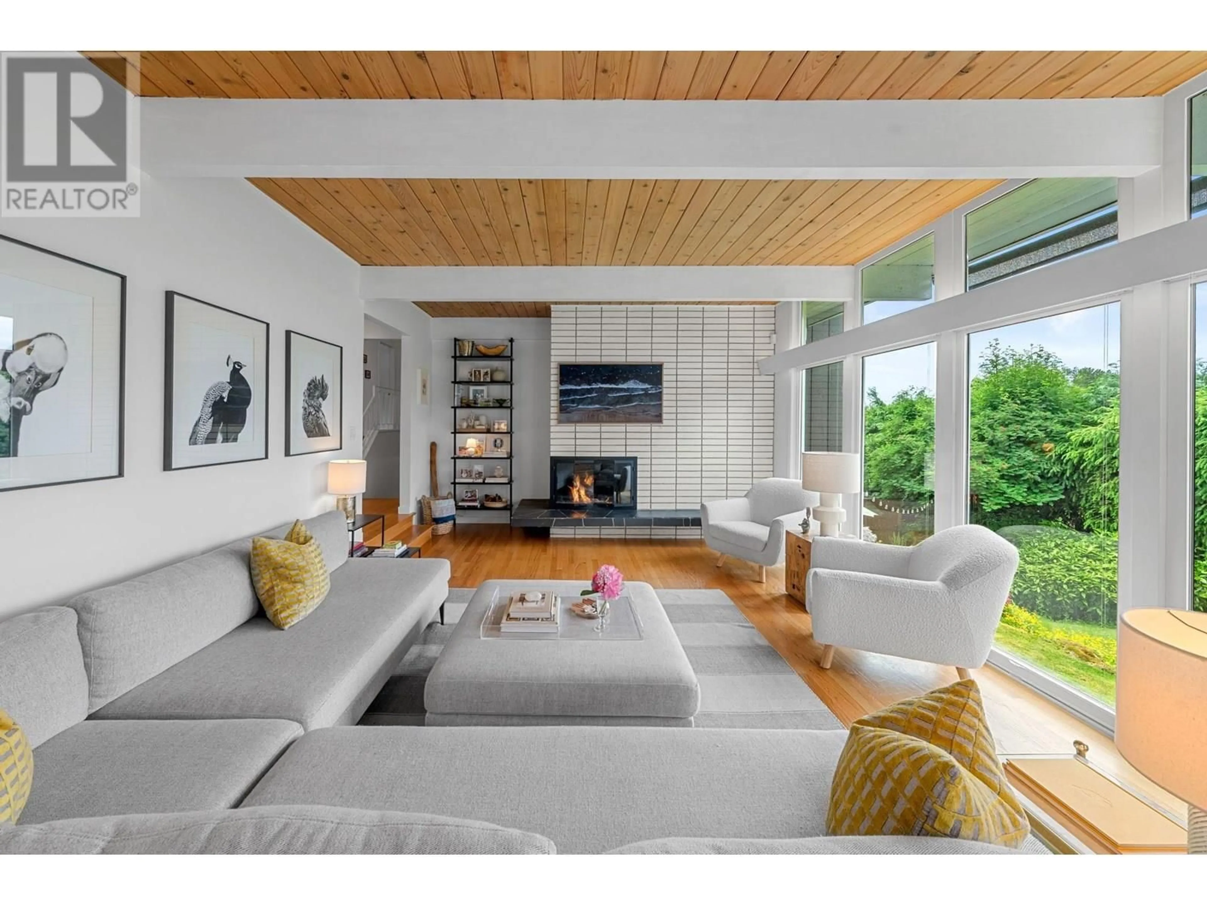 Living room with furniture, wood/laminate floor for 3455 CALDER AVENUE, North Vancouver British Columbia V7N3R8