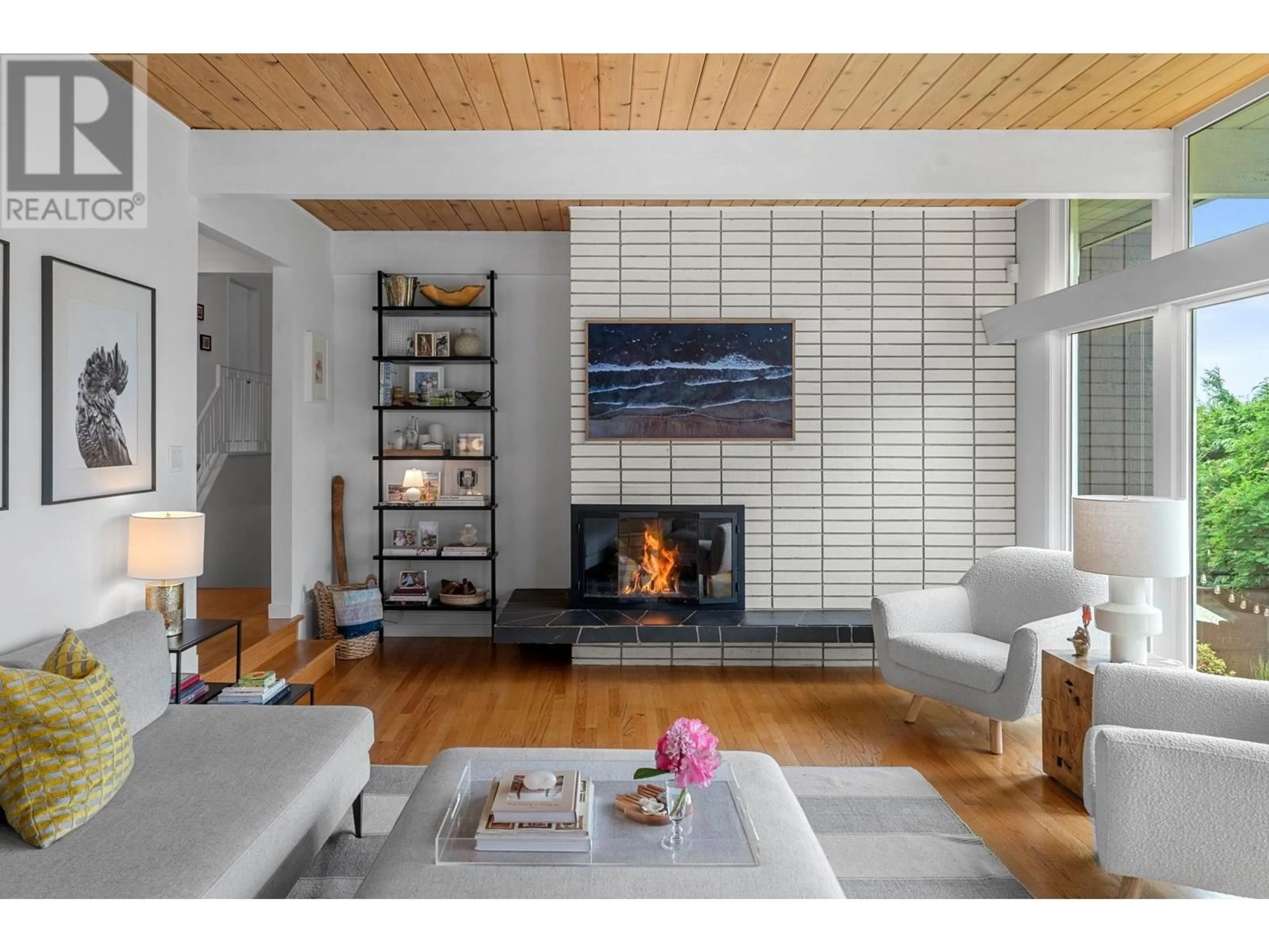 Living room with furniture, wood/laminate floor for 3455 CALDER AVENUE, North Vancouver British Columbia V7N3R8
