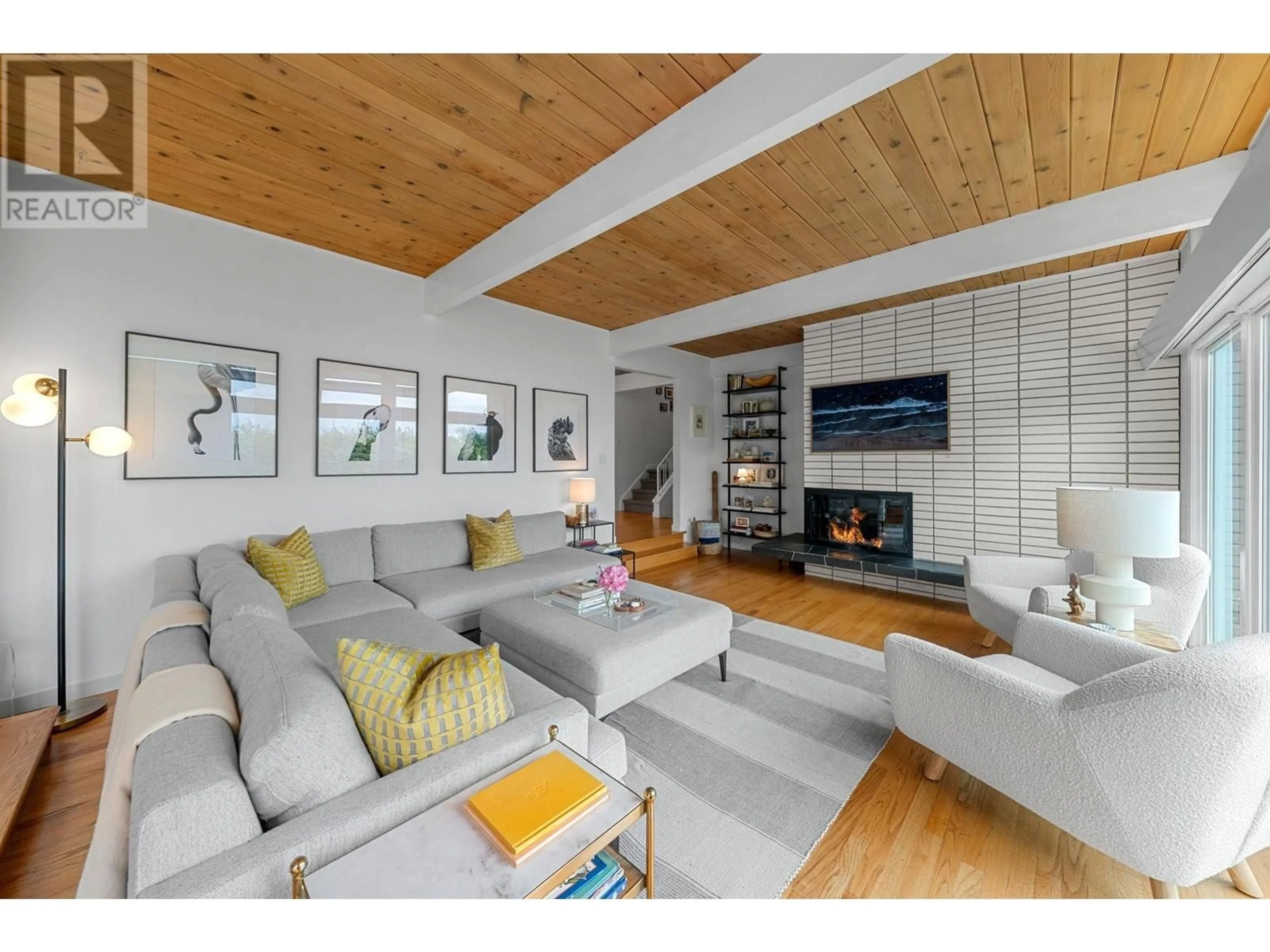 Living room with furniture, wood/laminate floor for 3455 CALDER AVENUE, North Vancouver British Columbia V7N3R8