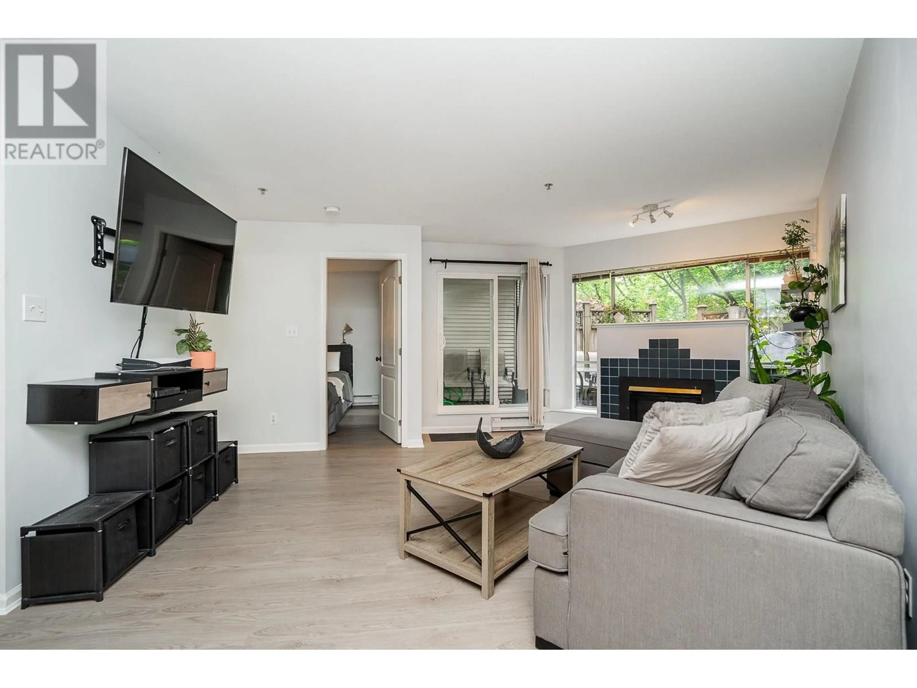Living room with furniture, unknown for 111 - 2401 HAWTHORNE AVENUE, Port Coquitlam British Columbia V3C6R9