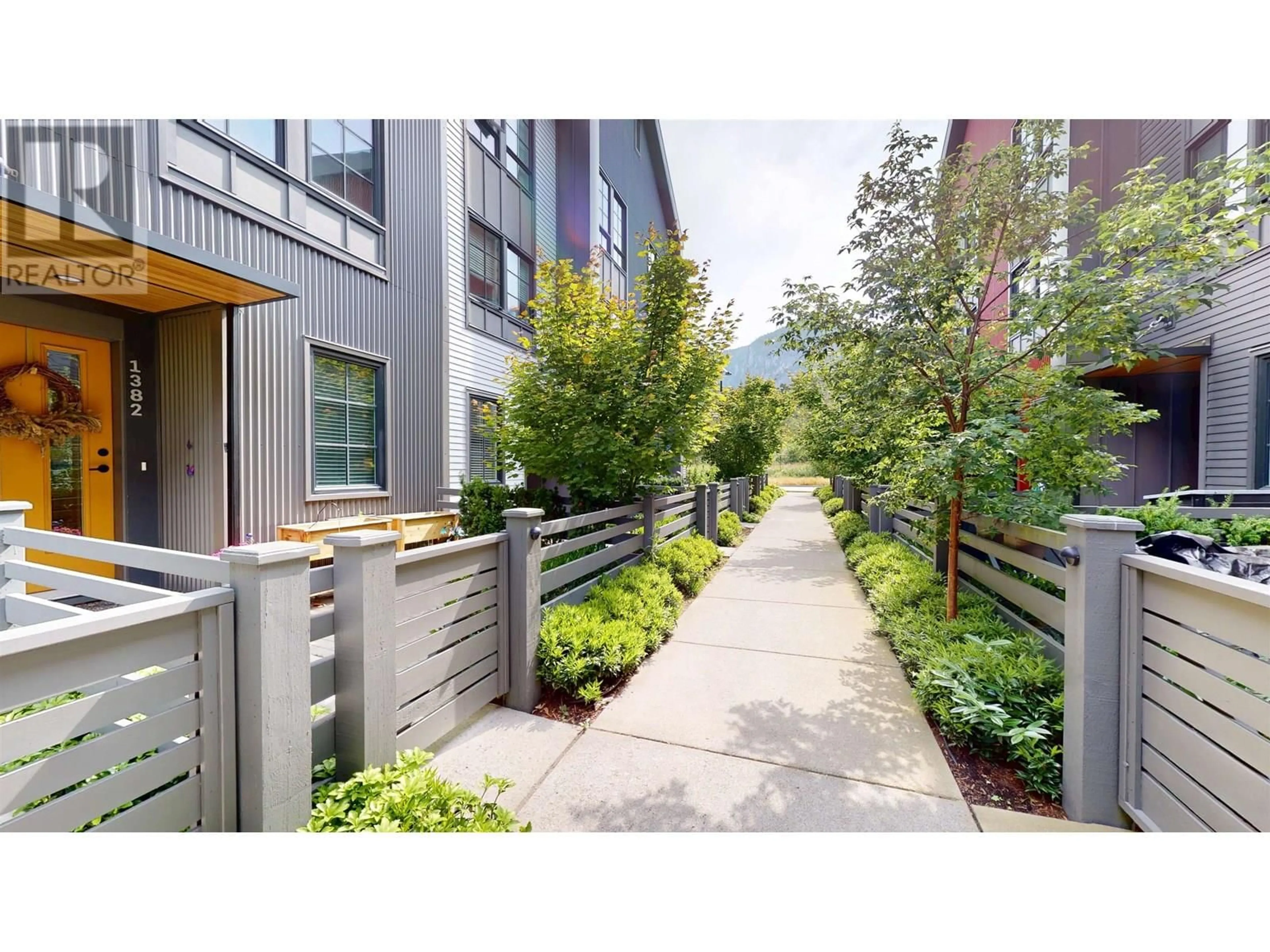 Patio, street for 1382 MARINASIDE PLACE, Squamish British Columbia V8B1A8