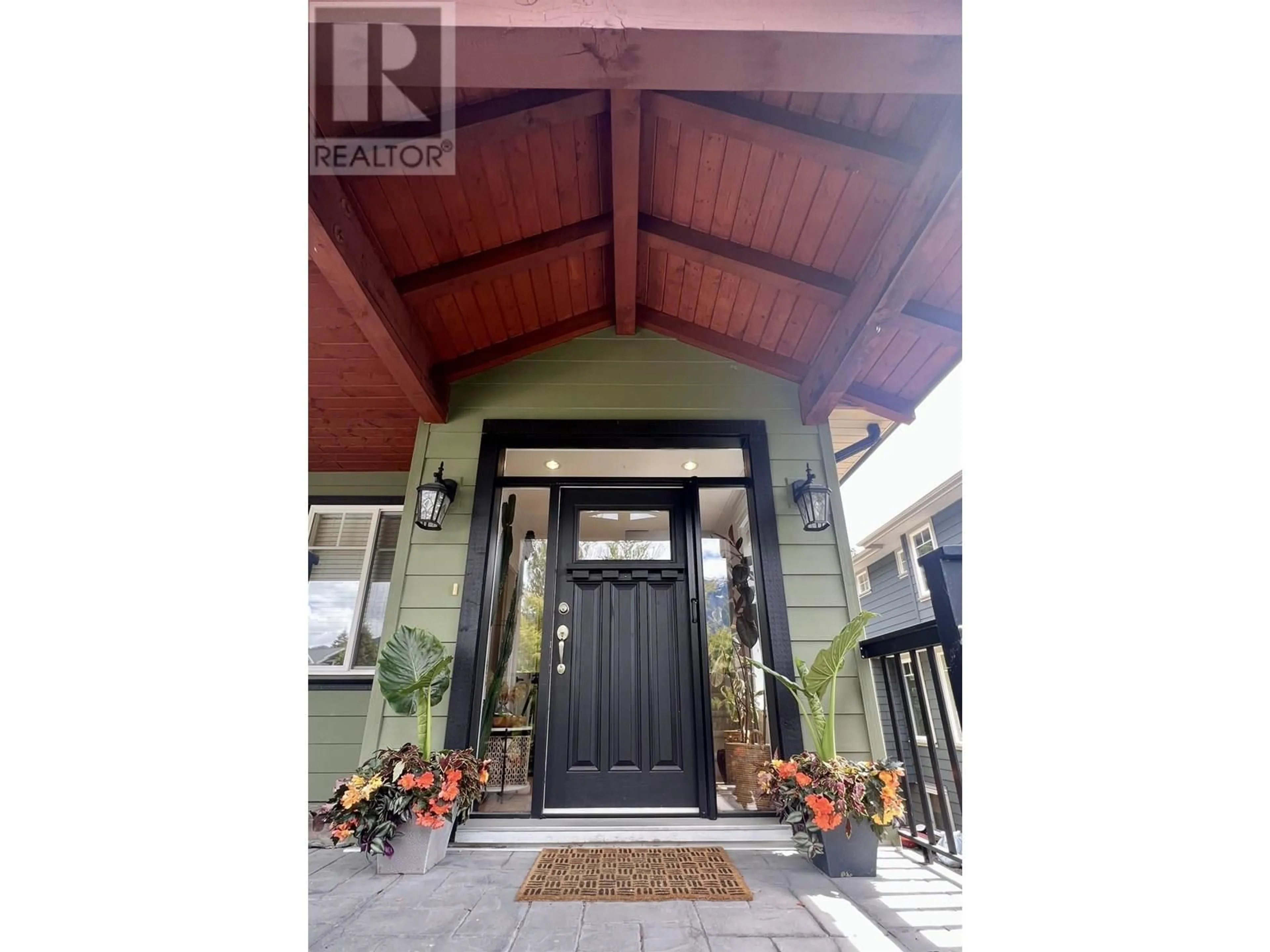 Indoor foyer for 41716 HONEY LANE, Squamish British Columbia V0N1H0