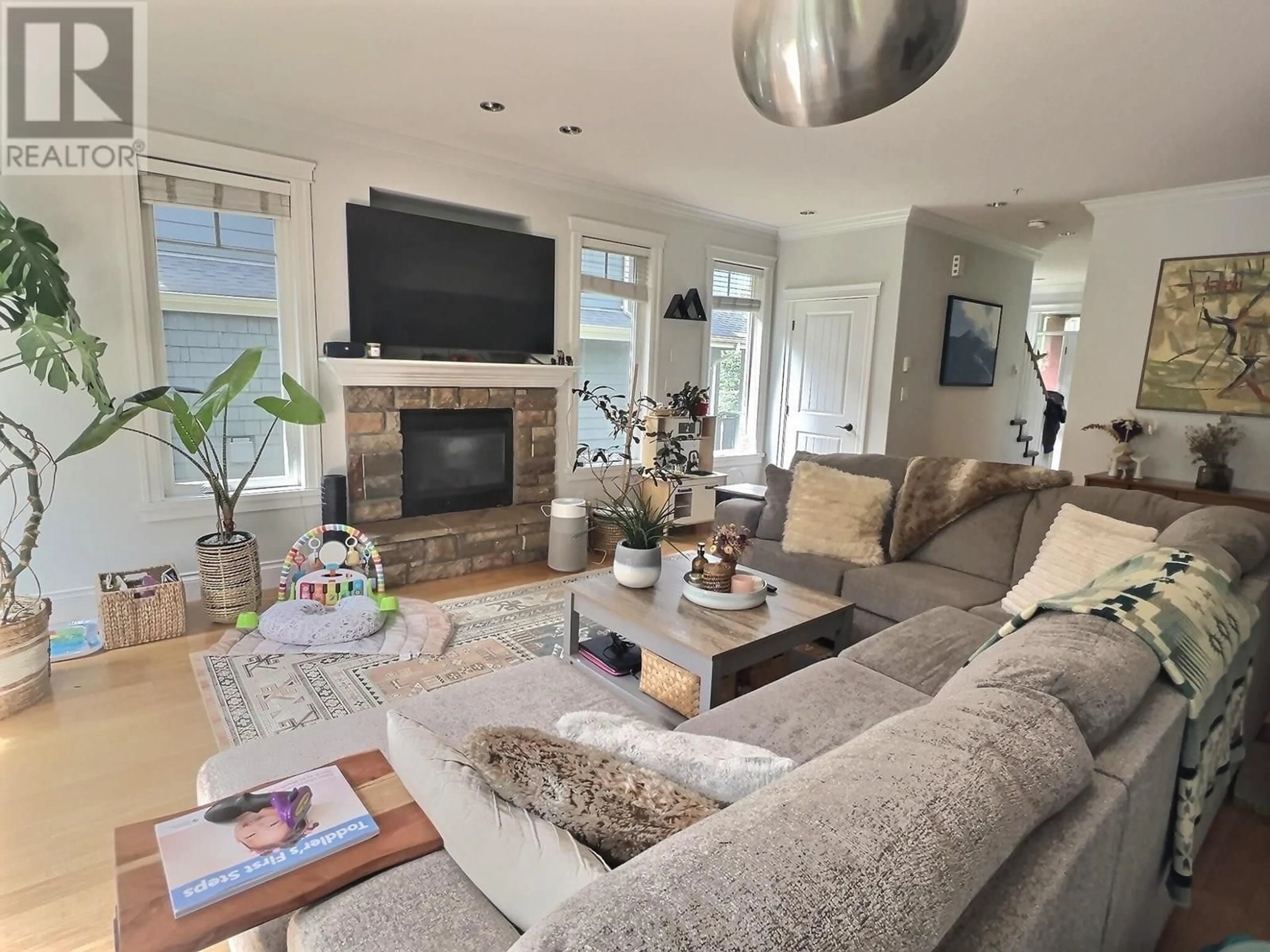 Living room with furniture, unknown for 41716 HONEY LANE, Squamish British Columbia V0N1H0