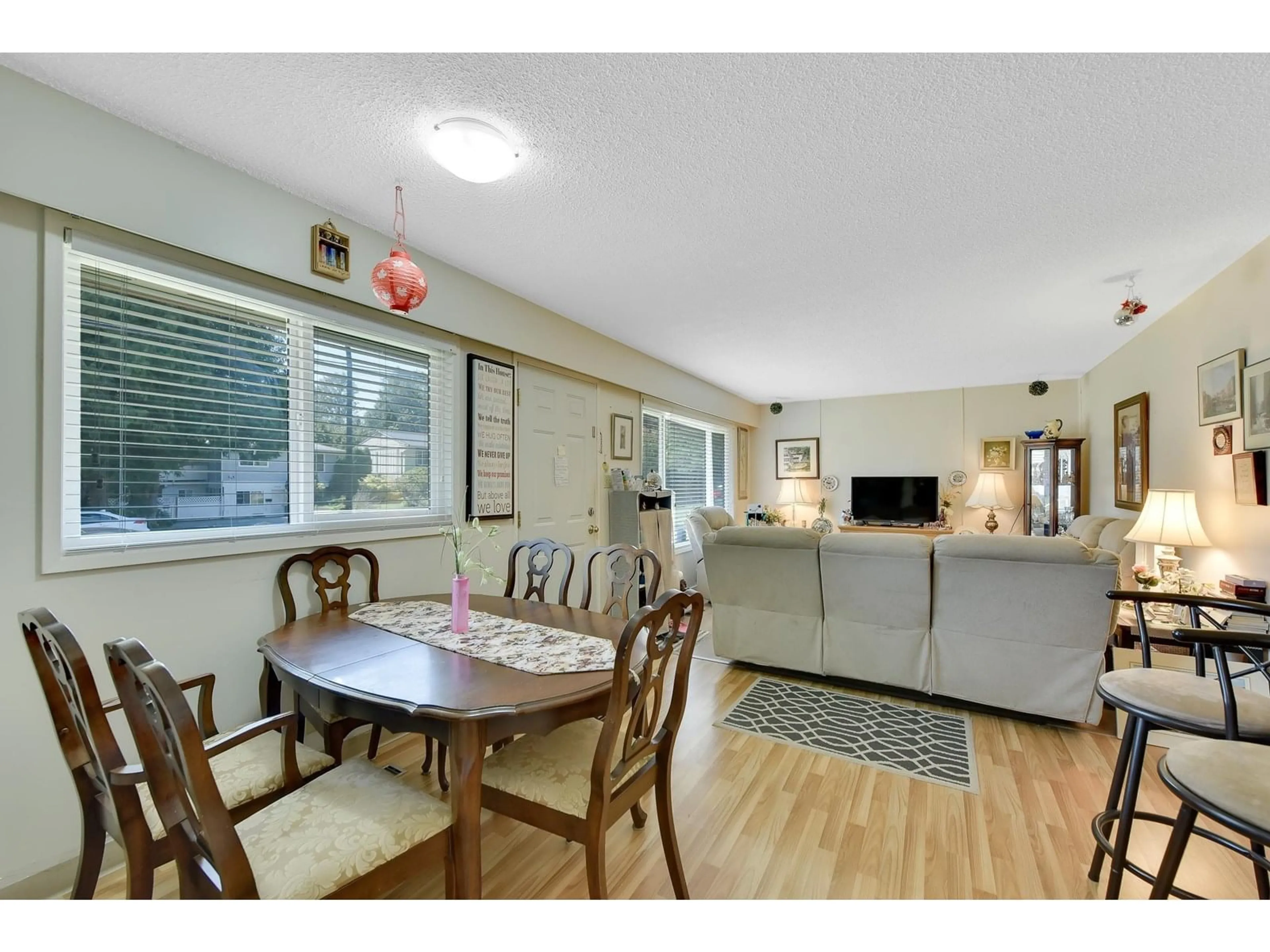 Dining room, wood/laminate floor for 15835 RUSSELL, White Rock British Columbia V4B2S5