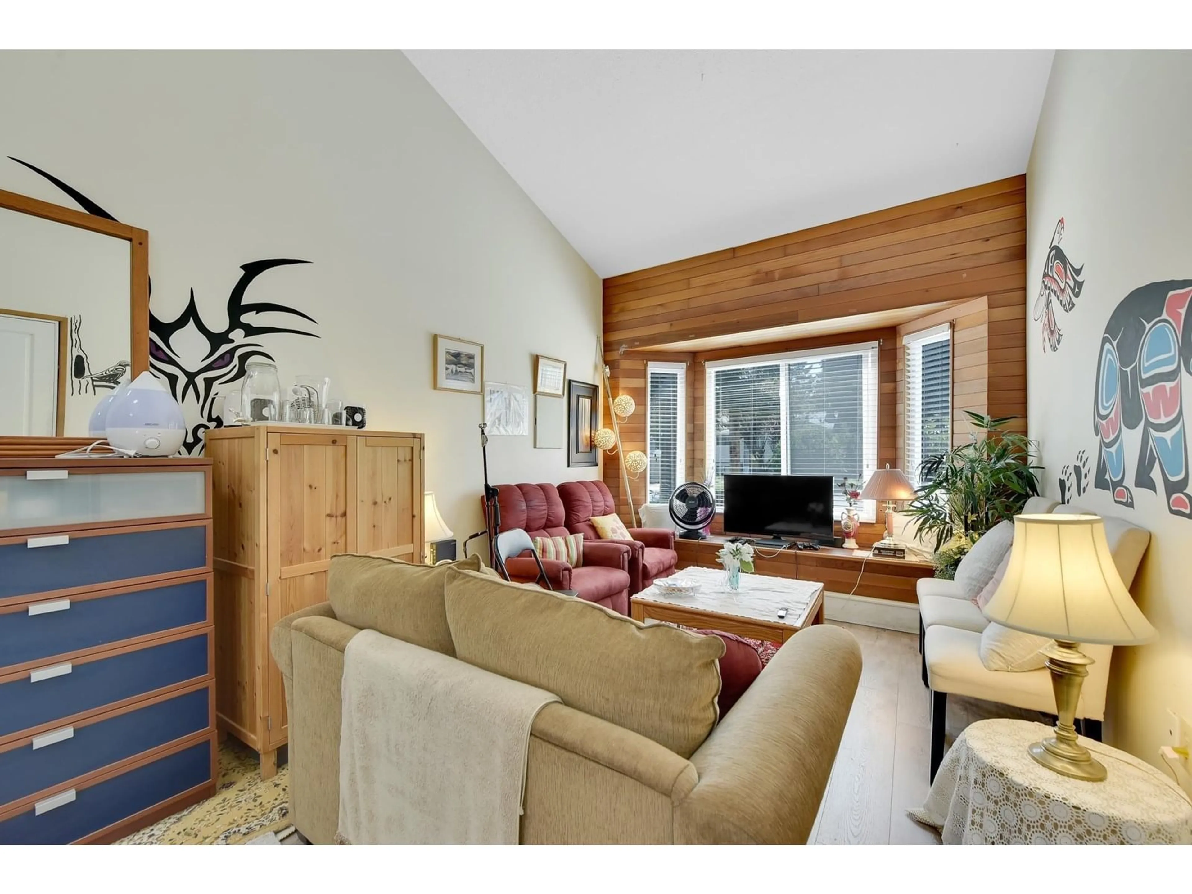 Living room with furniture, wood/laminate floor for 15835 RUSSELL, White Rock British Columbia V4B2S5