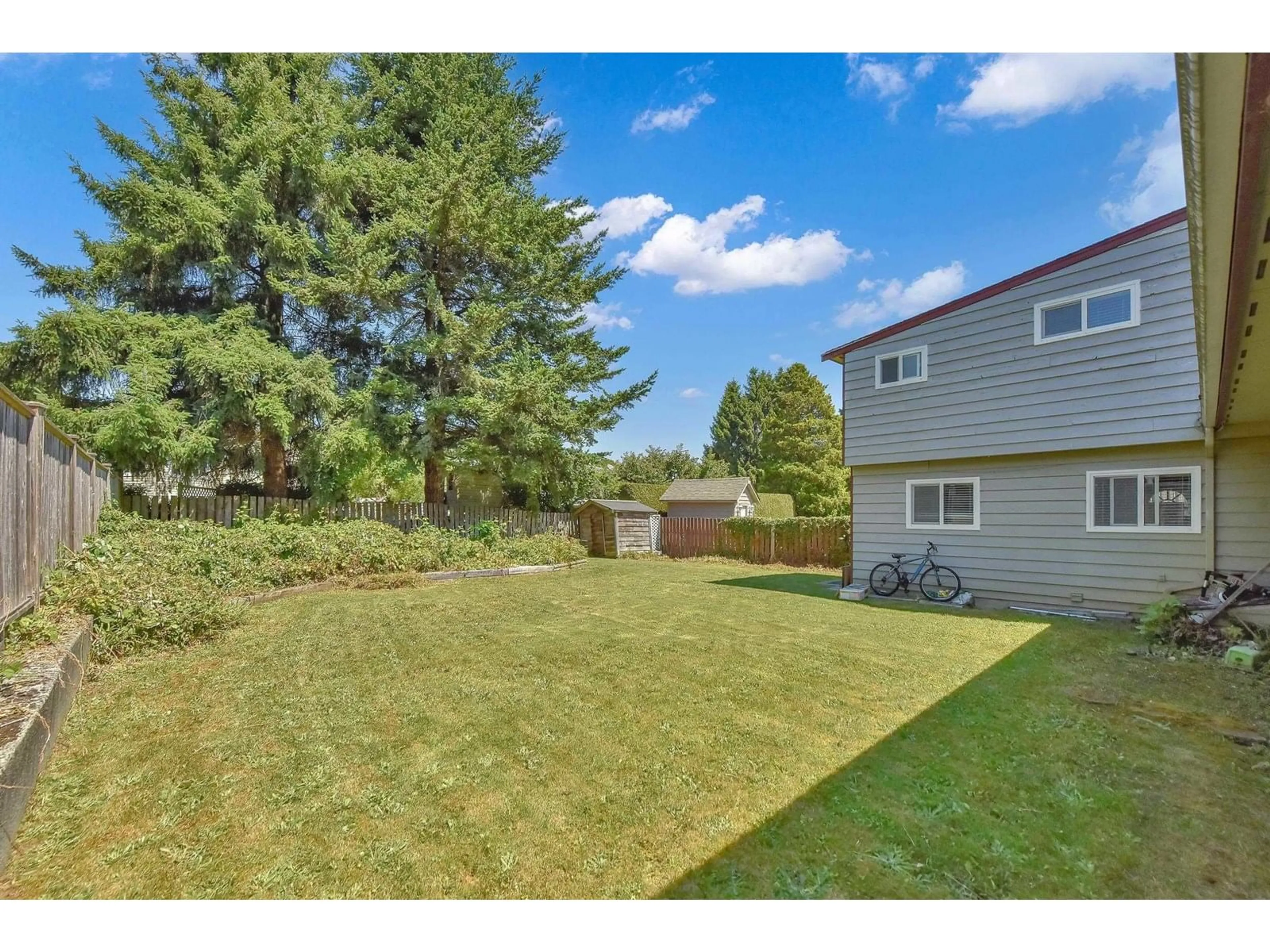 A pic from outside/outdoor area/front of a property/back of a property/a pic from drone, unknown for 15835 RUSSELL, White Rock British Columbia V4B2S5