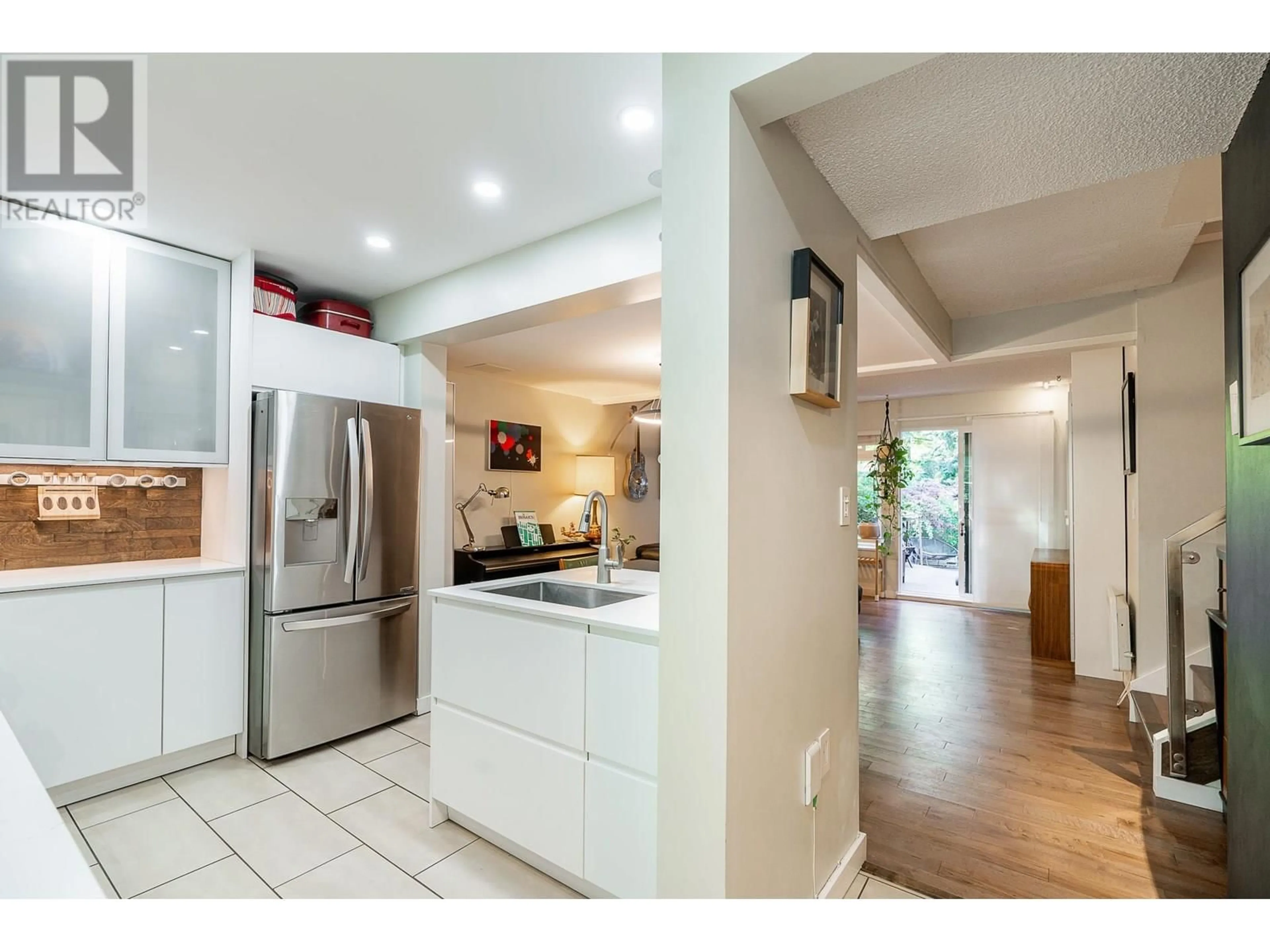 Open concept kitchen, ceramic/tile floor for 811 ALEXANDER BAY, Port Moody British Columbia V3H3R7