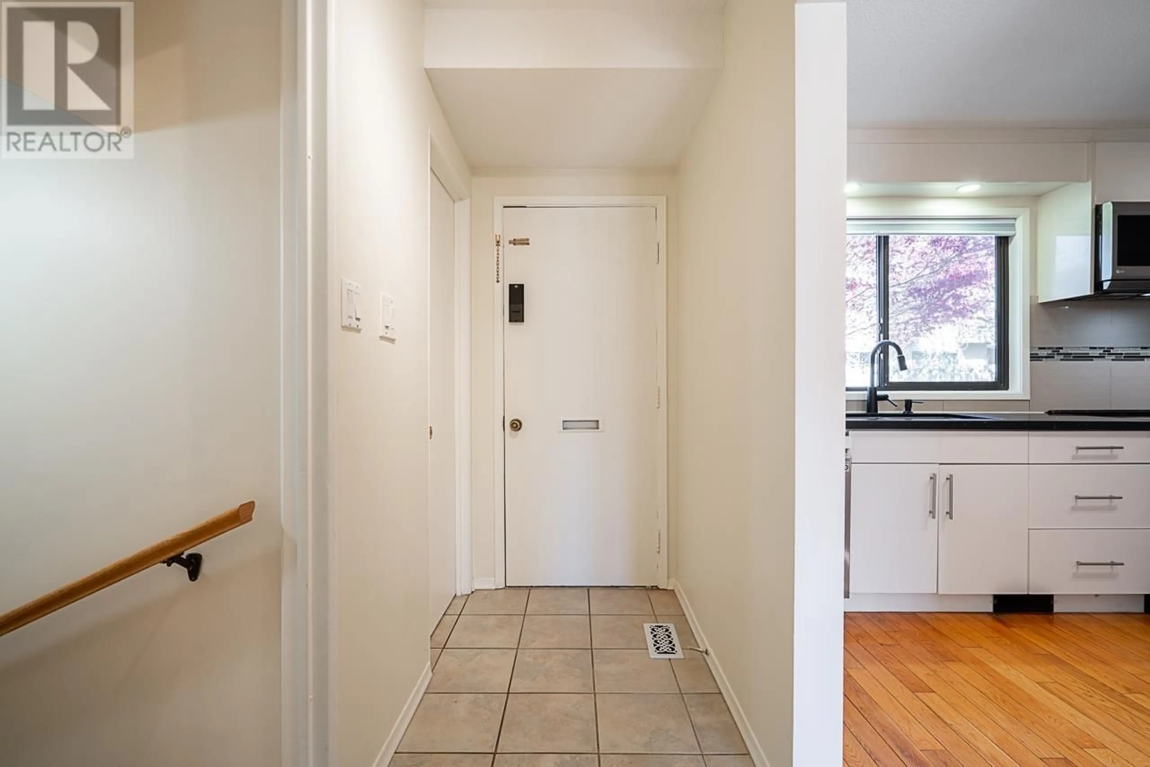 Indoor entryway for 1116 PREMIER STREET, North Vancouver British Columbia V7J2H3