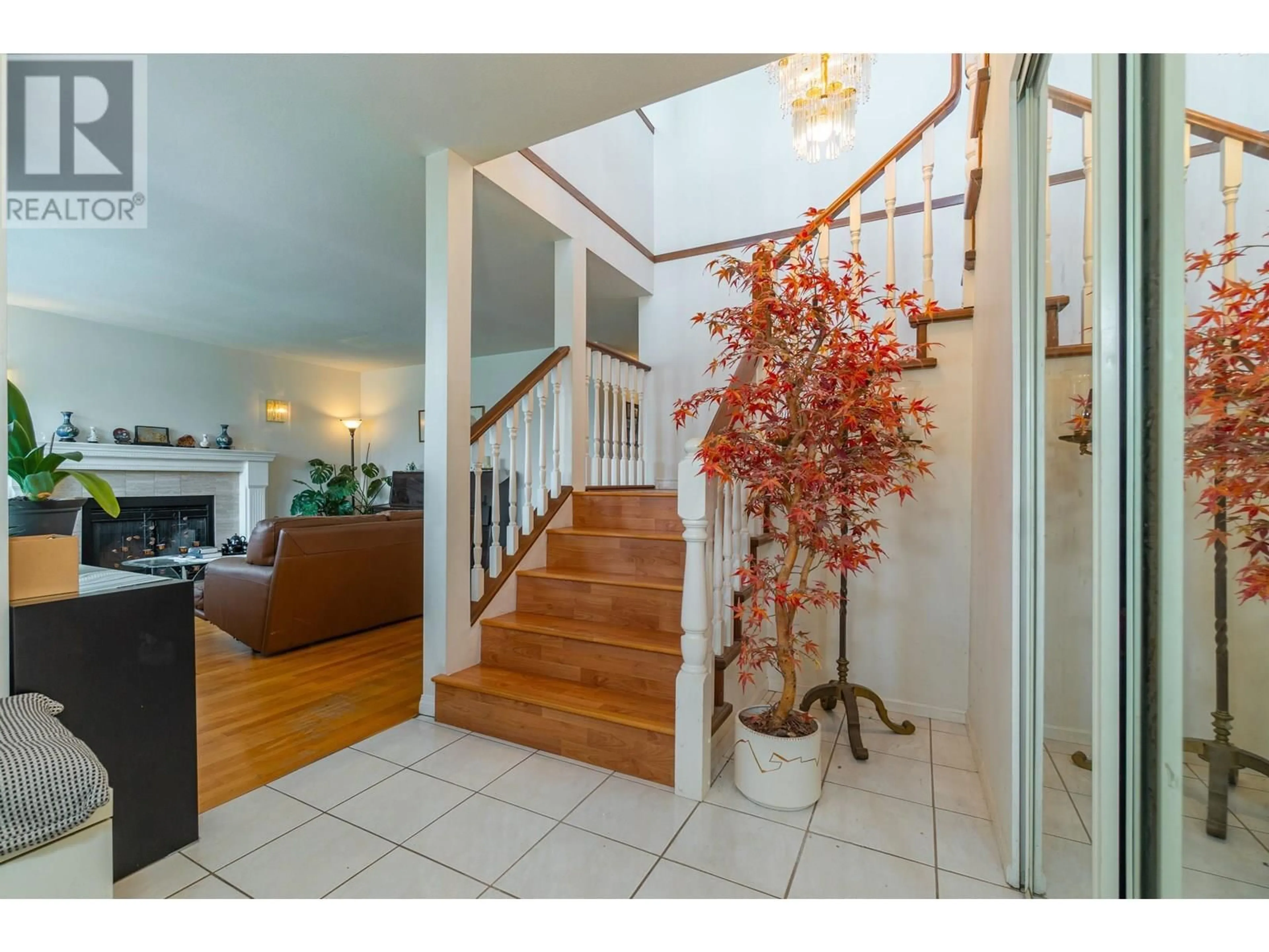 Indoor foyer for 111 GROSVENOR AVENUE, Burnaby British Columbia V5B3N7