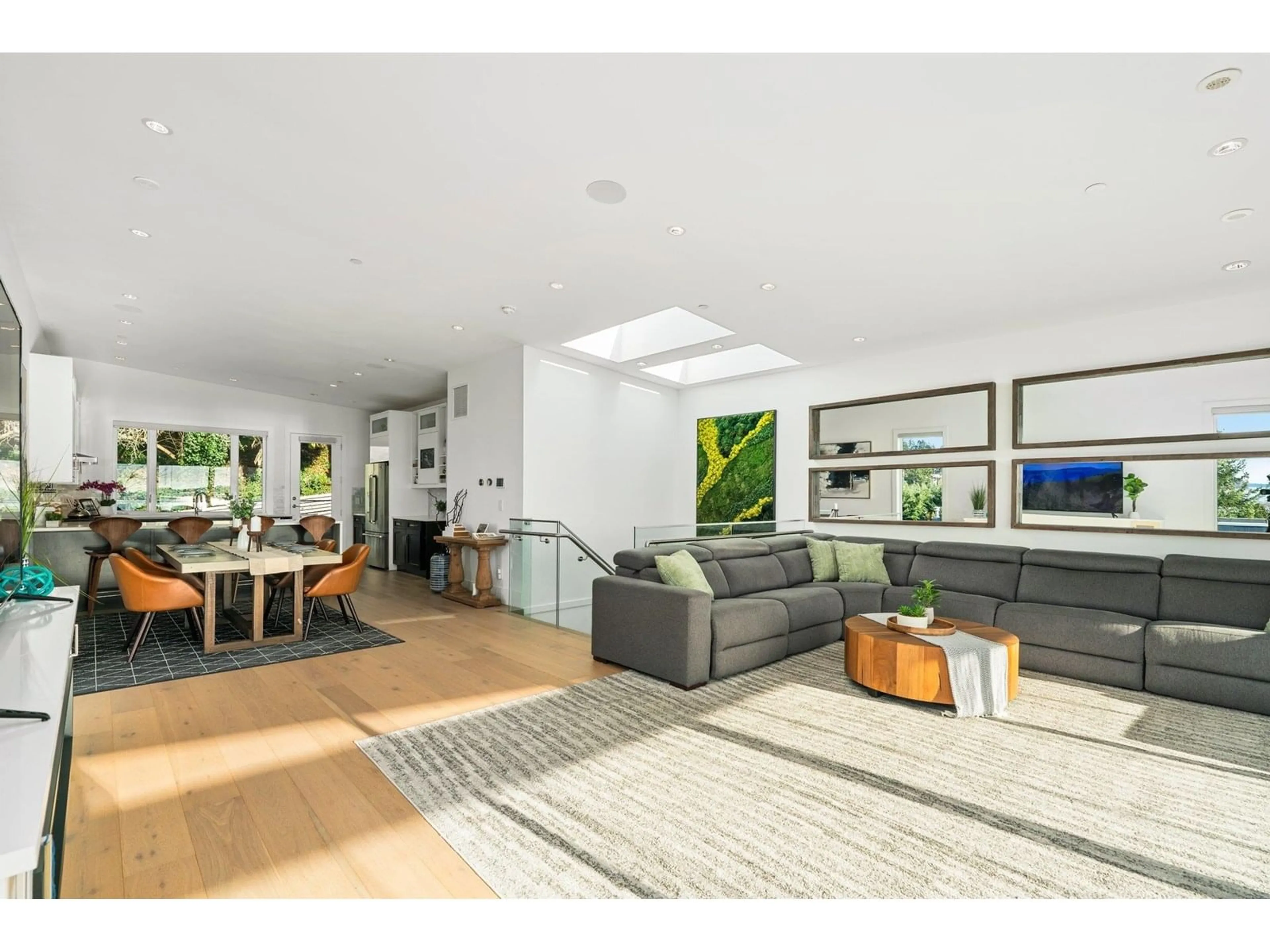 Living room with furniture, unknown for 14857 BUENA VISTA, White Rock British Columbia V4B1X3