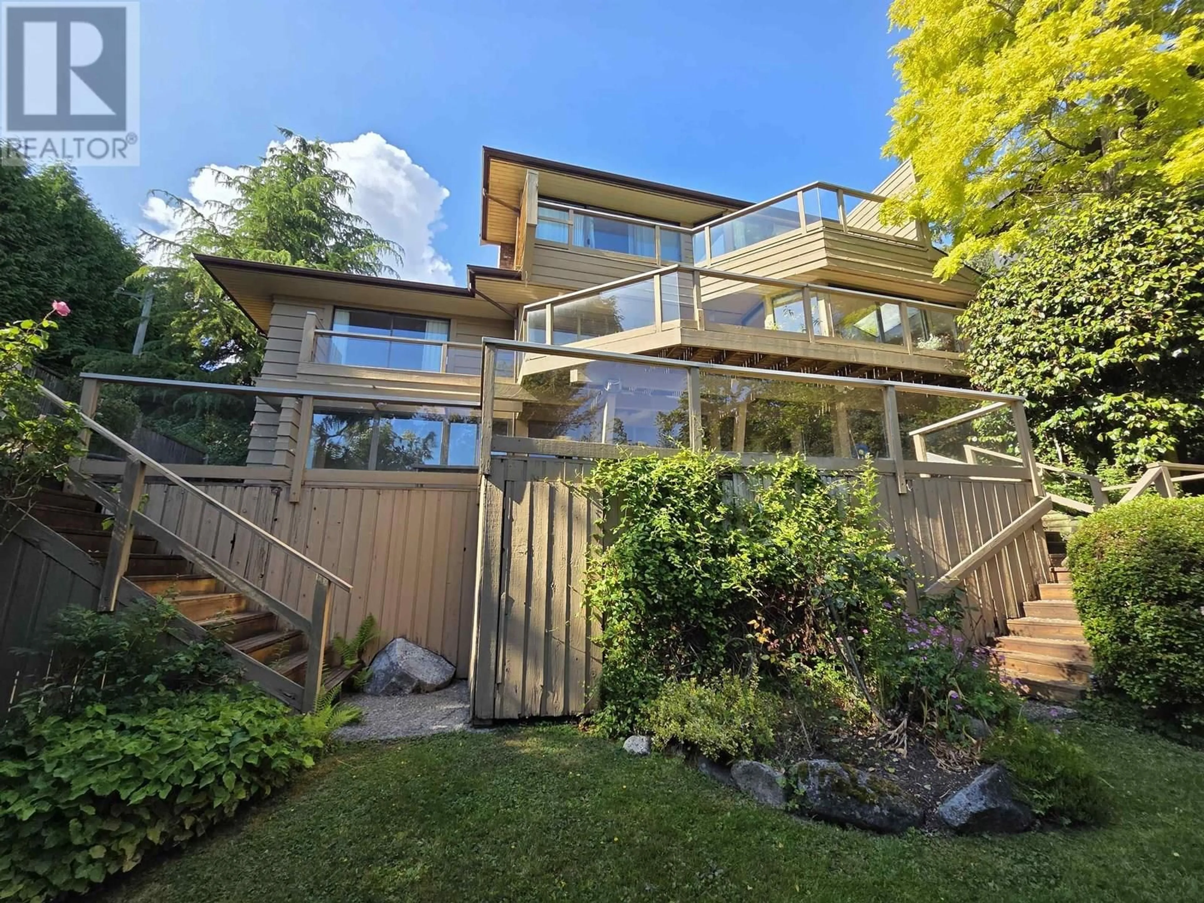 A pic from outside/outdoor area/front of a property/back of a property/a pic from drone, unknown for 3254 MATHERS AVENUE, West Vancouver British Columbia V7V2K5