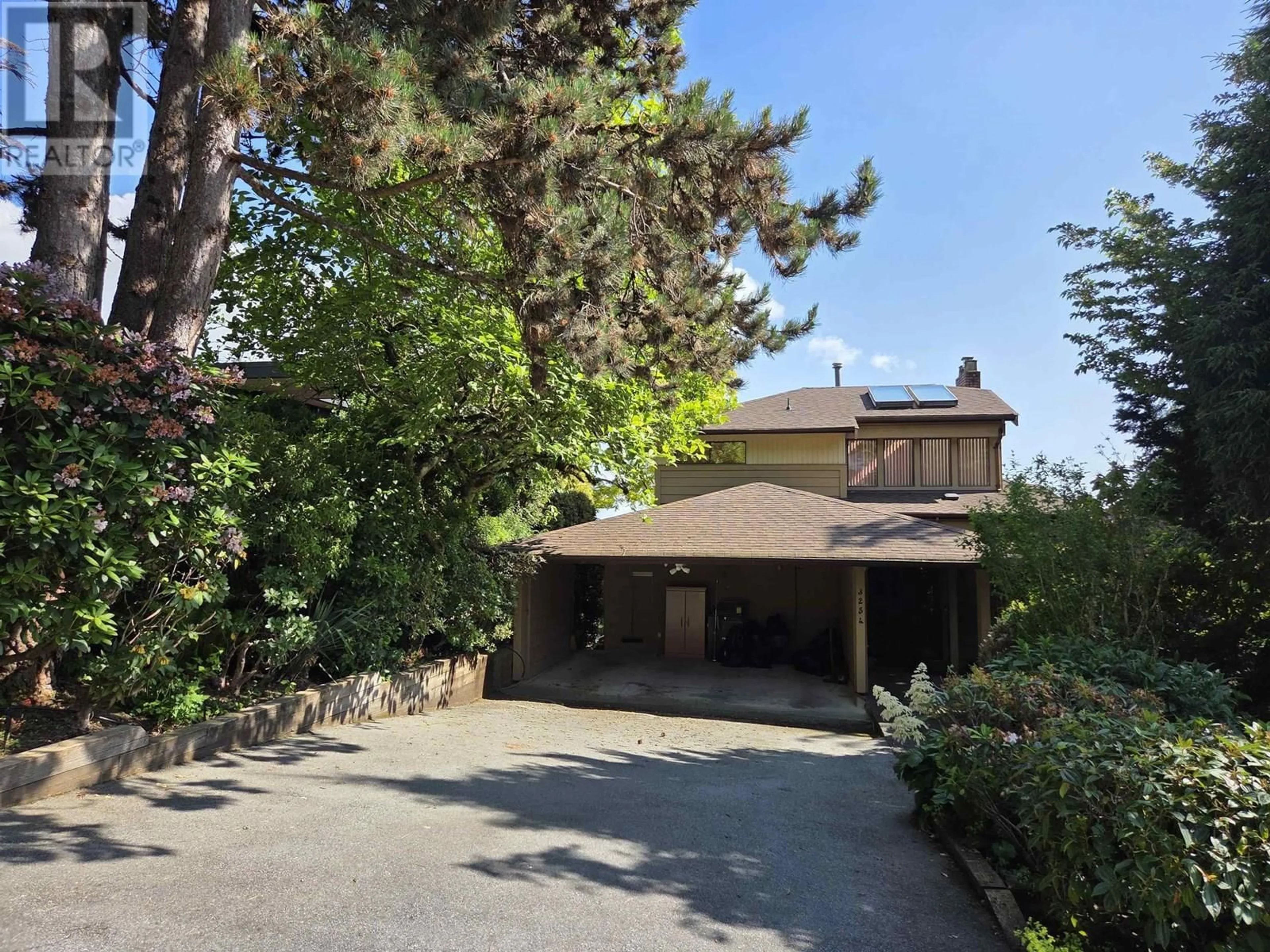 A pic from outside/outdoor area/front of a property/back of a property/a pic from drone, street for 3254 MATHERS AVENUE, West Vancouver British Columbia V7V2K5