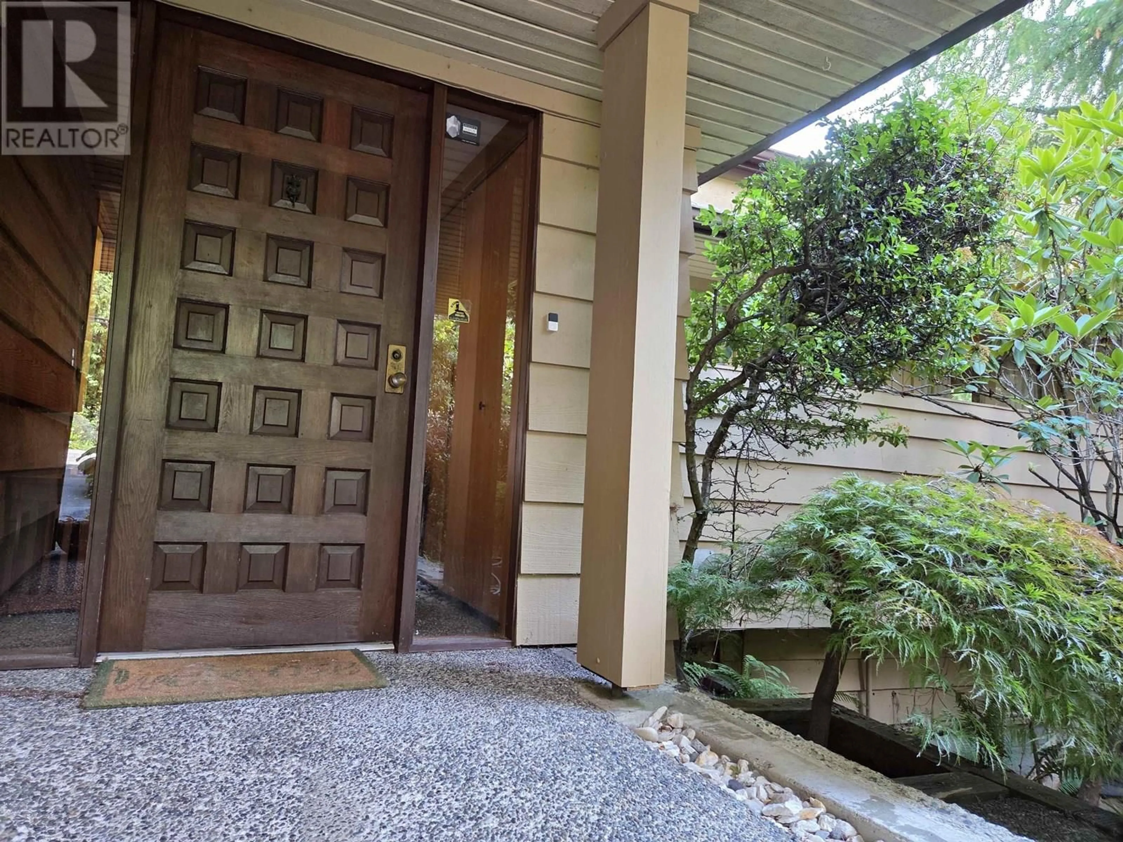 Indoor foyer for 3254 MATHERS AVENUE, West Vancouver British Columbia V7V2K5