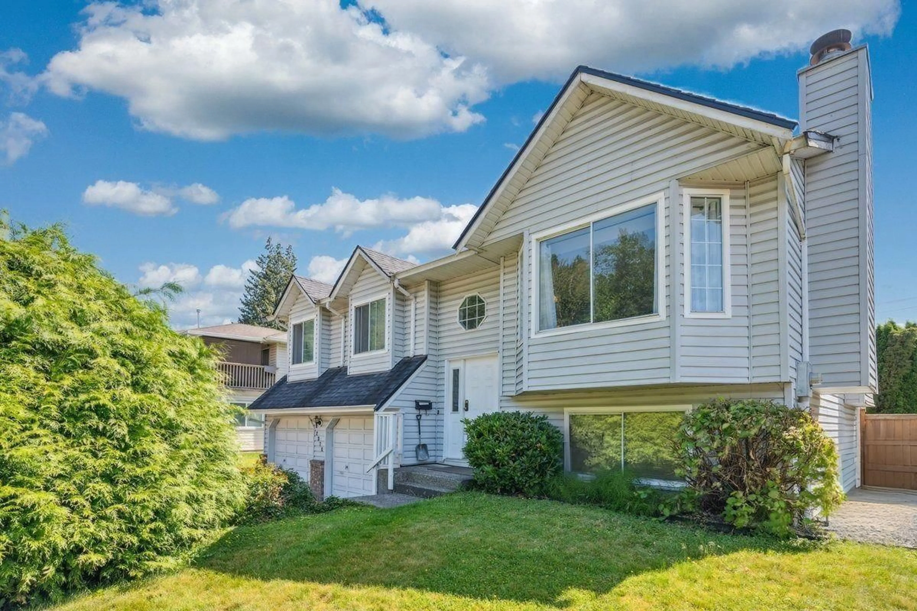 Home with vinyl exterior material, mountain view for 2970 CROSSLEY, Abbotsford British Columbia V2T5G8