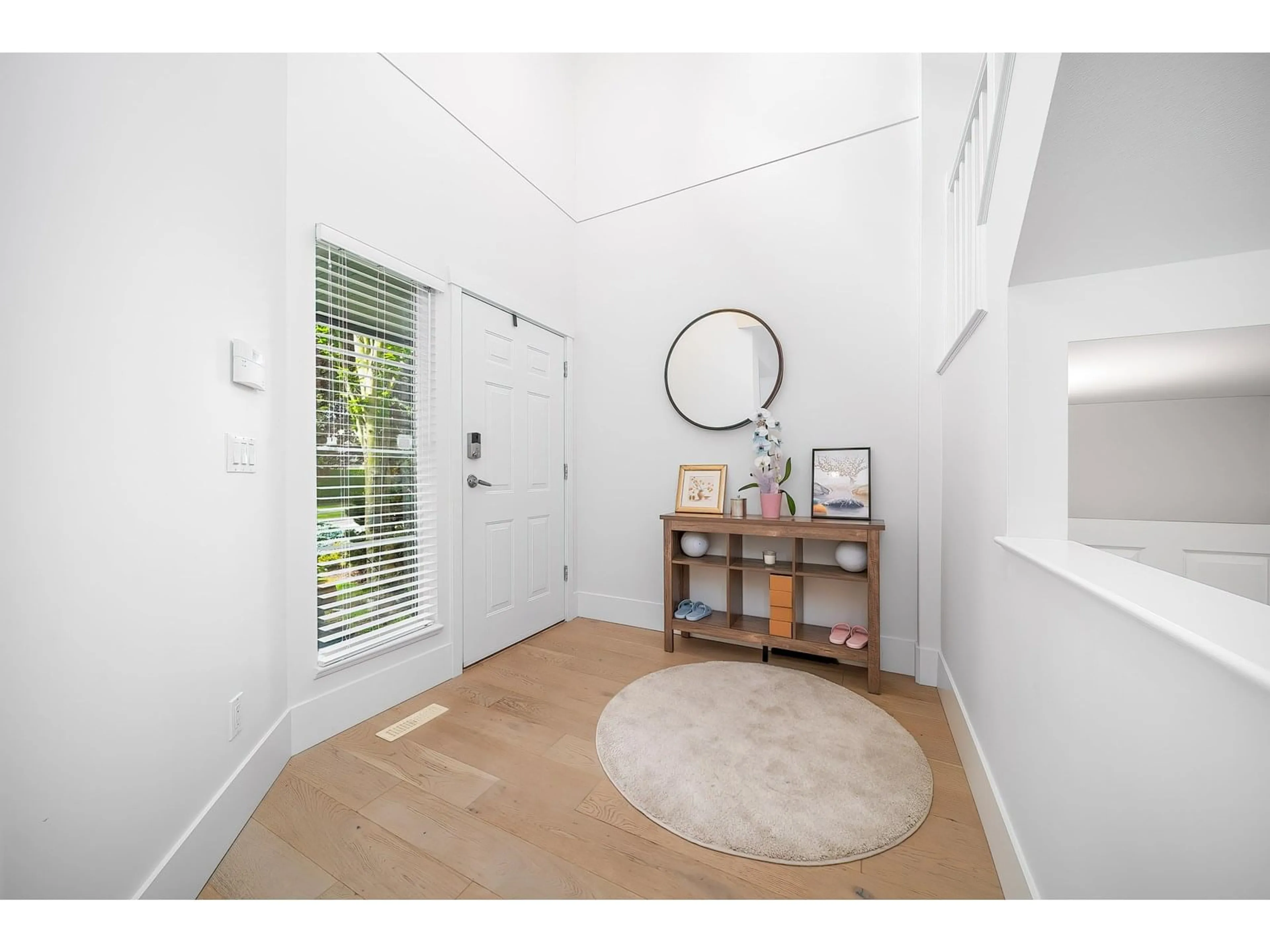 Indoor entryway for 15641 ROSEMARY HEIGHTS, Surrey British Columbia V3Z0K2