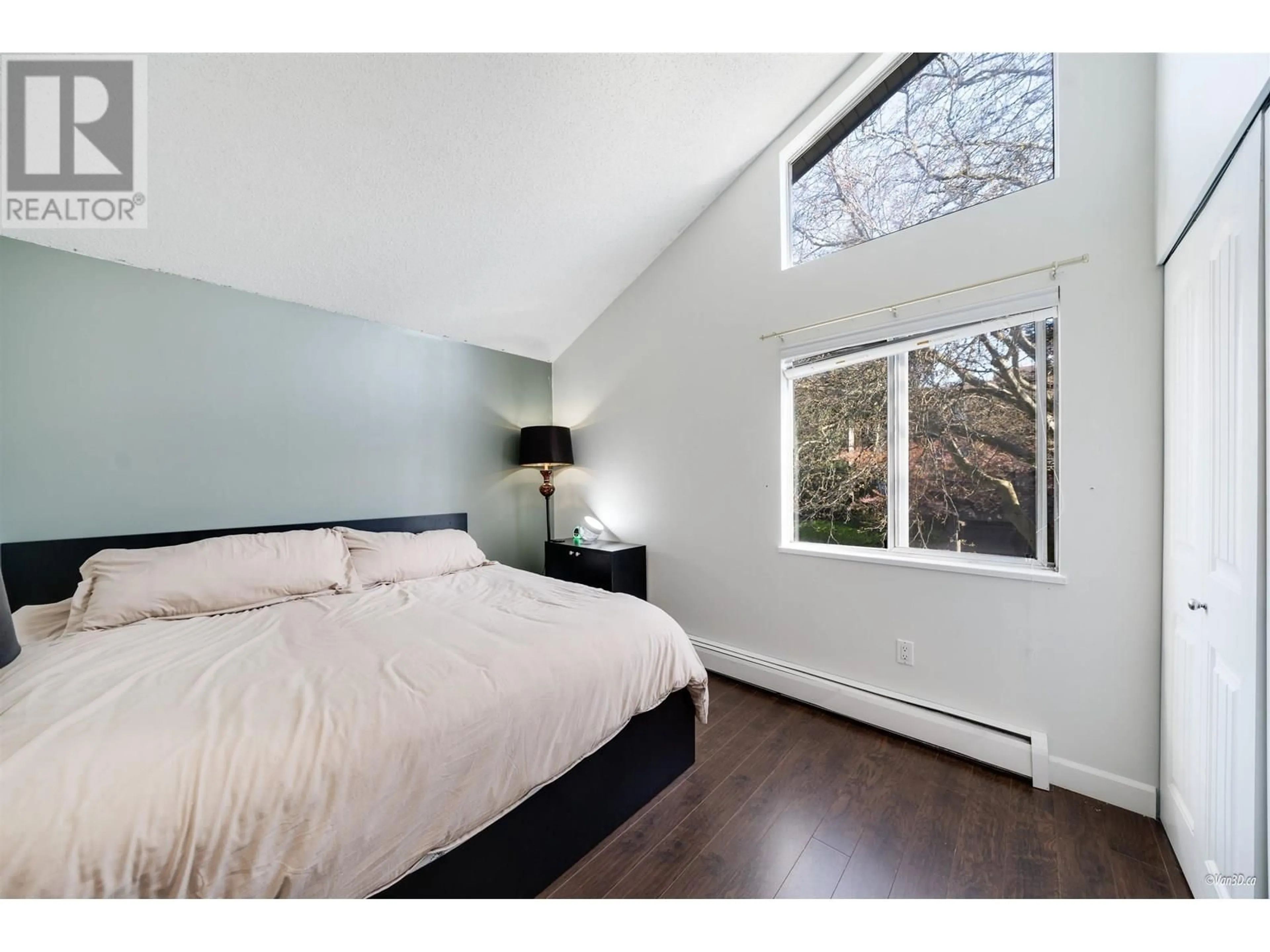 Bedroom with bed, wood/laminate floor for 313 - 230 MOWAT STREET, New Westminster British Columbia V3M4B2