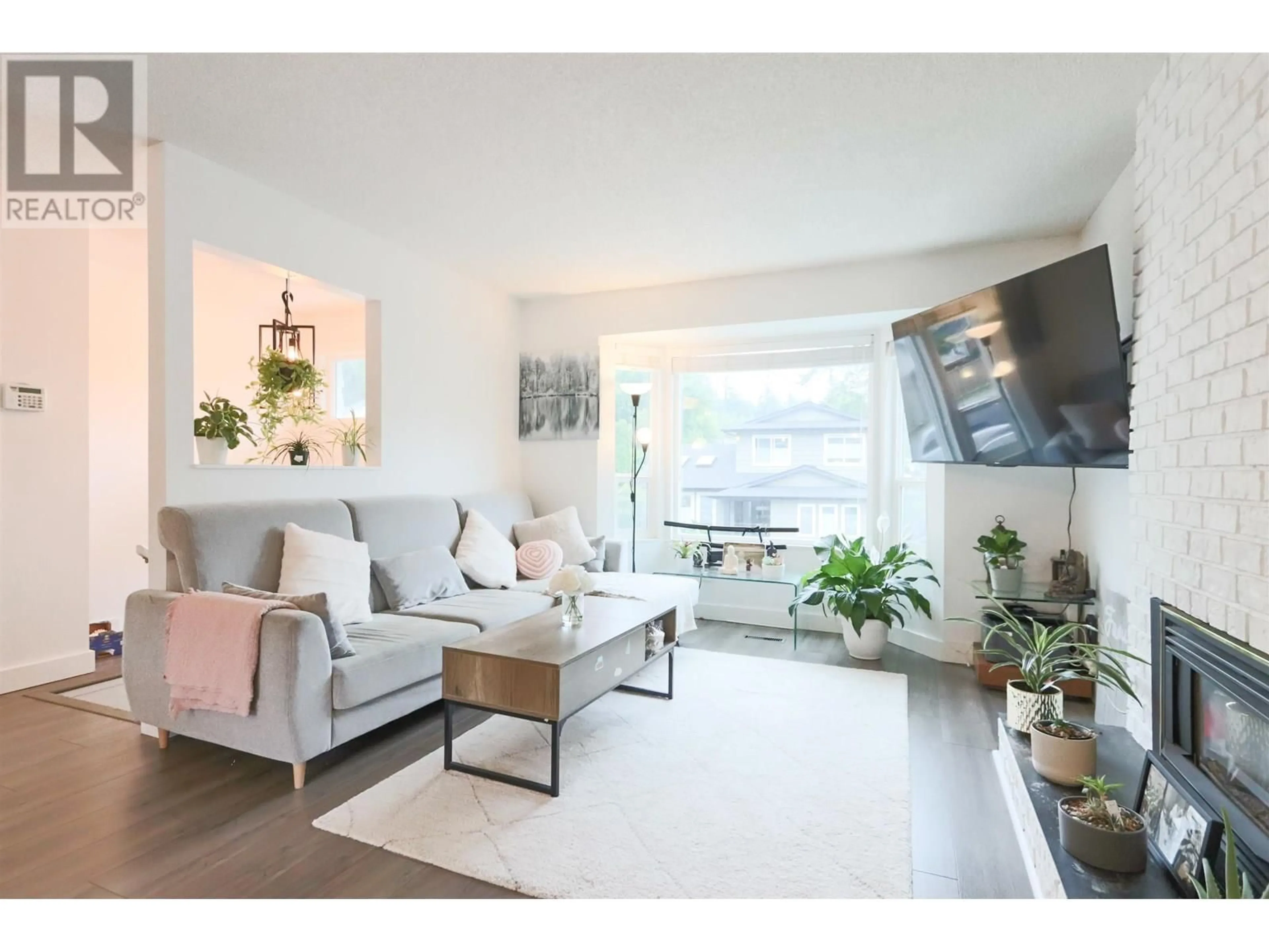 Living room with furniture, unknown for 1890 BOW DRIVE, Coquitlam British Columbia V3E1P6